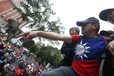 反軍人年改團體27日下午持續抗爭,拆除濟南路獨派團體帳篷上的旗幟並燒毀,打算拆第二面旗幟時,與警方爆發衝突。 圖 : 中央社 反軍人年改團體27日下午持續抗爭,拆除濟南路獨派團體帳篷上的旗幟並燒毀,打算拆第二面旗幟時,與警方爆發衝突。 圖 : 中央社