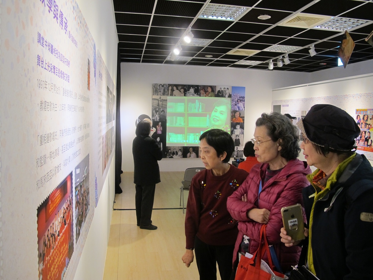 民眾參觀「意難忘-美黛歌唱故事特展」 圖:桃園市政府/提供 民眾參觀「意難忘-美黛歌唱故事特展」 圖:桃園市政府/提供