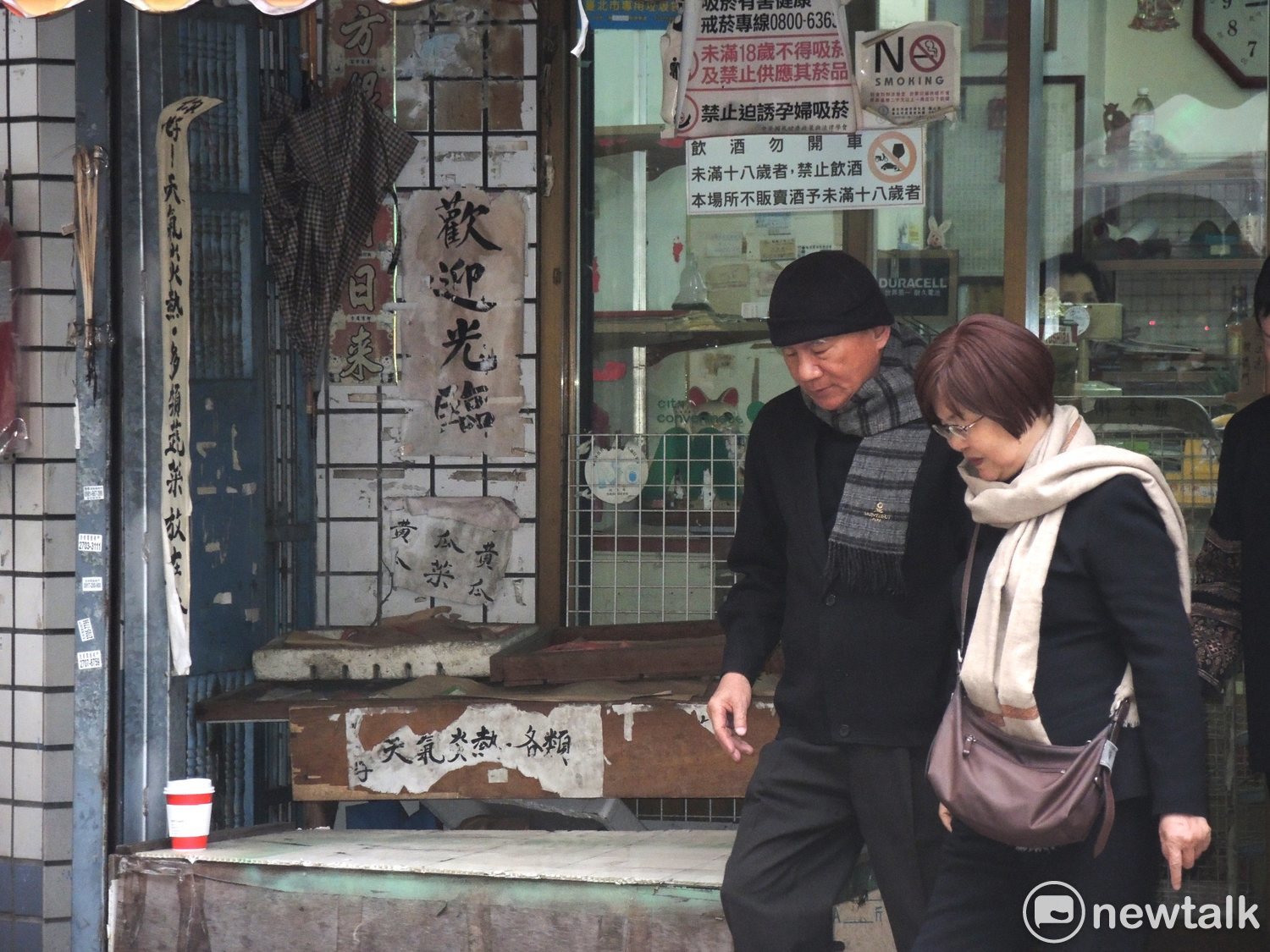 林義雄前往教會對面的雜貨店向老鄰居問候拜年,正走出雜貨店。 圖:黃韋銓/攝 林義雄前往教會對面的雜貨店向老鄰居問候拜年,正走出雜貨店。 圖:黃韋銓/攝