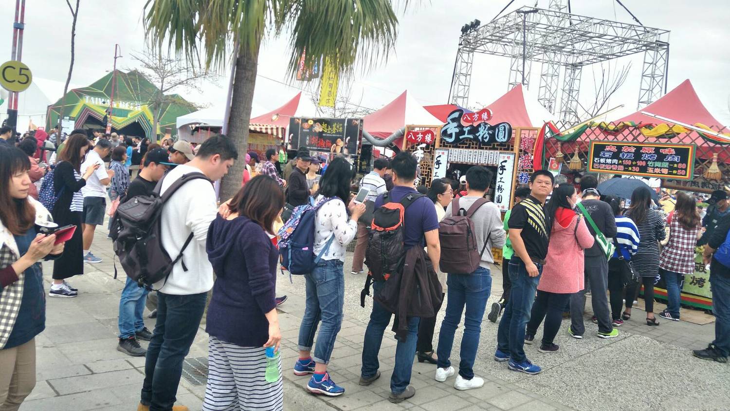 本次燈會10項首創是台灣史上展期最長(24天),面積最大(展區加停車場100公頃),首創水陸空燈區、首次有F-16戰鬥機以大雁隊形衝場、主燈首次以雙主體型態呈現、首次搭熱汽球到100呎高空看燈區、第一個與Pokémon GO合作於故宮南院舉辦電競賽、採用行動支付打造無現金市集等,成功吸引人潮。 本次燈會10項首創是台灣史上展期最長(24天),面積最大(展區加停車場100公頃),首創水陸空燈區、首次有F-16戰鬥機以大雁隊形衝場、主燈首次以雙主體型態呈現、首次搭熱汽球到100呎高空看燈區、第一個與Pokémon GO合作於故宮南院舉辦電競賽、採用行動支付打造無現金市集等,成功吸引人潮。