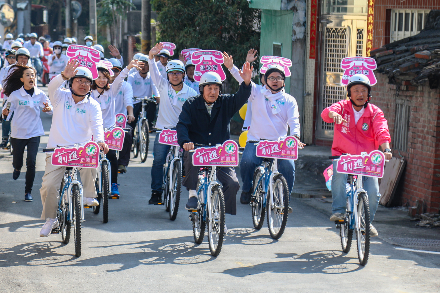 翁章梁陣營最近密集以腳踏車隊造勢,前台南縣長陳唐山也加入車隊陣容。 圖:翁章梁競選團隊/提供 翁章梁陣營最近密集以腳踏車隊造勢,前台南縣長陳唐山也加入車隊陣容。 圖:翁章梁競選團隊/提供