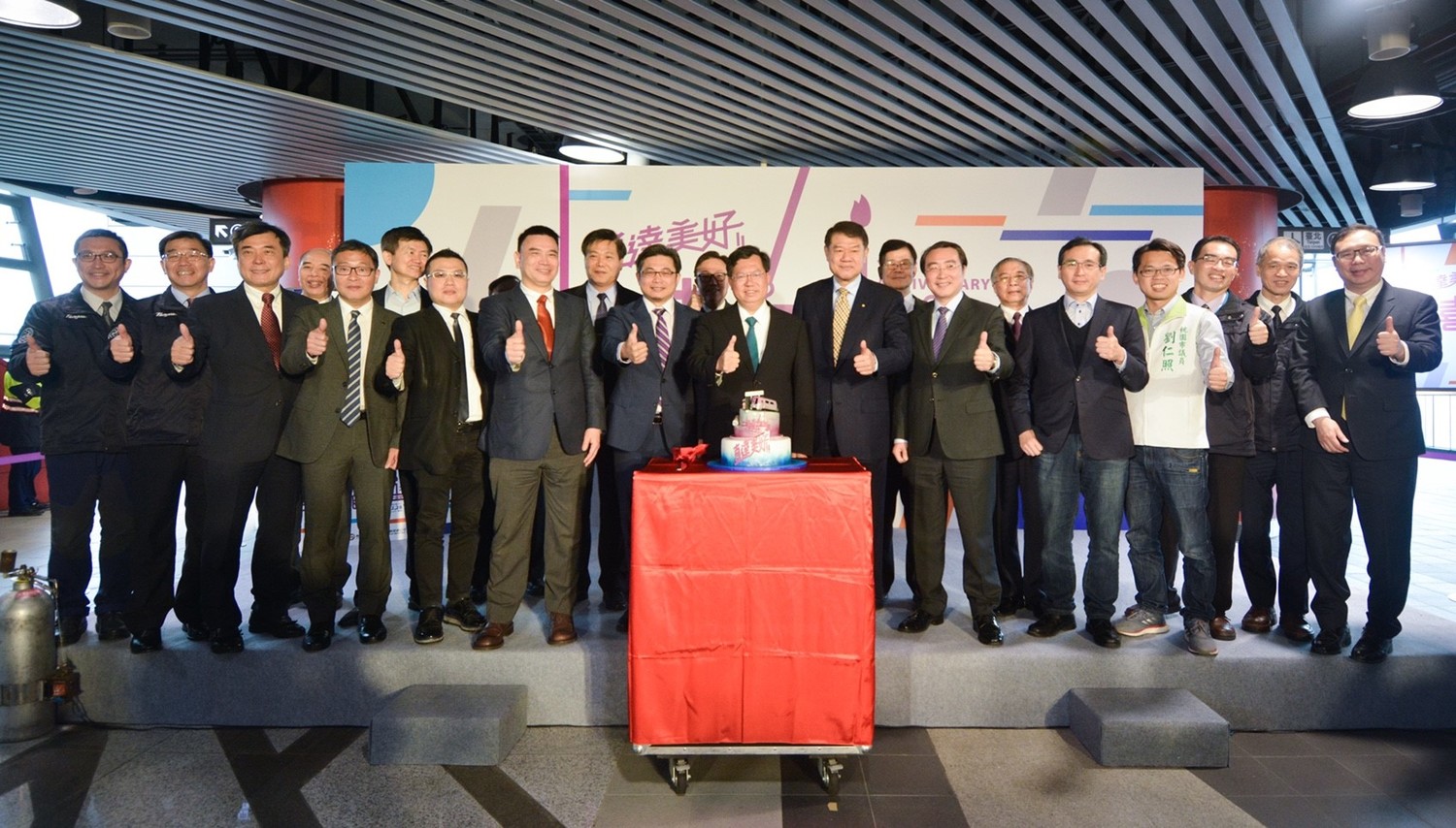 在機捷財務方面,去年純益到達8,700萬元,在第一年單一軌道就得達到損益兩平且有盈餘。其中運輸收入占89%,這代表廣告及附屬設施開發,仍有很大的成長空間。 圖:桃園市政府/提供 在機捷財務方面,去年純益到達8,700萬元,在第一年單一軌道就得達到損益兩平且有盈餘。其中運輸收入占89%,這代表廣告及附屬設施開發,仍有很大的成長空間。 圖:桃園市政府/提供