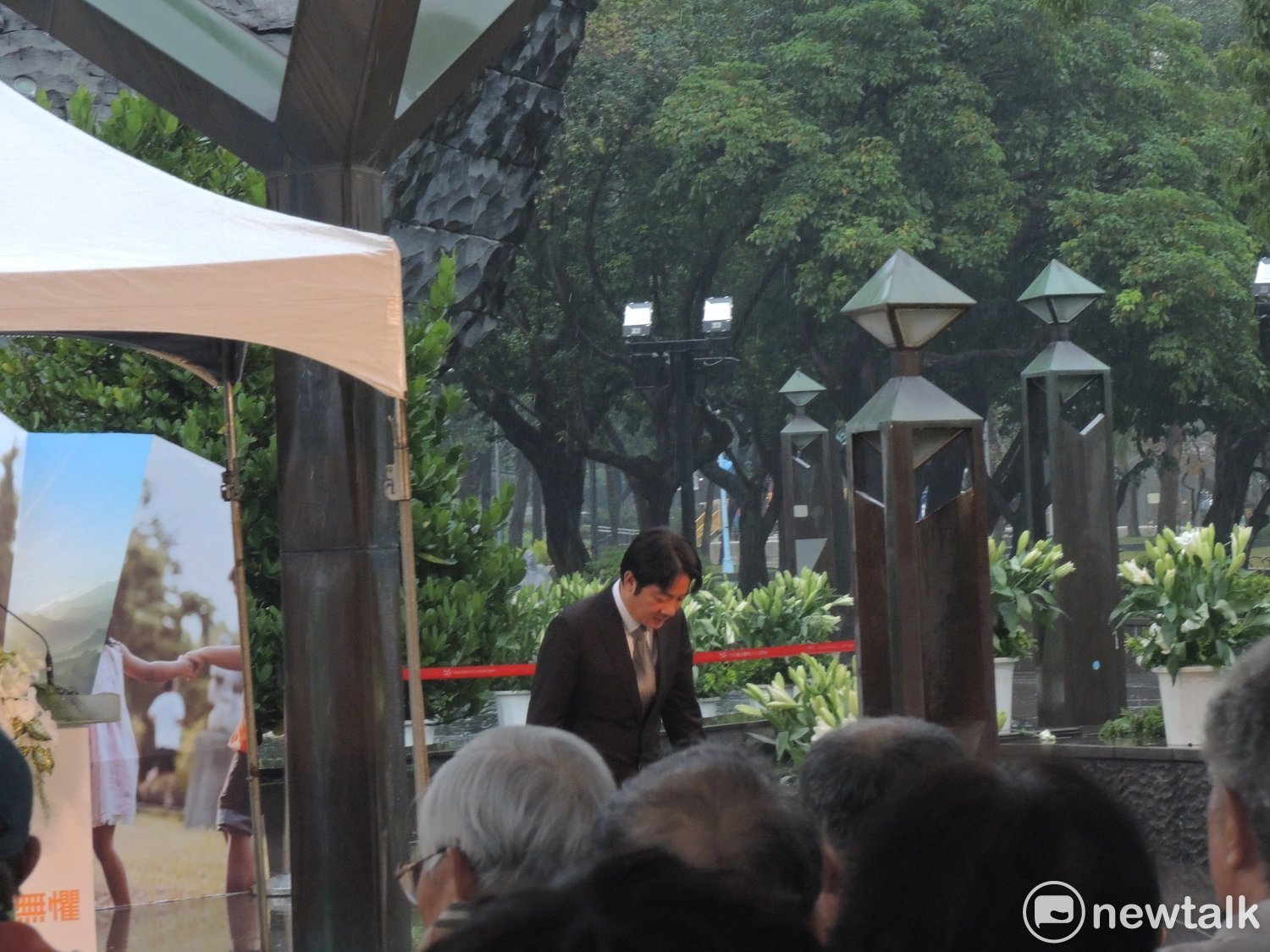 賴清德代表行政院向不幸罹難受害者以及倖存者表示慰問之意,並提出三承諾。 圖:黃韋銓/攝 賴清德代表行政院向不幸罹難受害者以及倖存者表示慰問之意,並提出三承諾。 圖:黃韋銓/攝