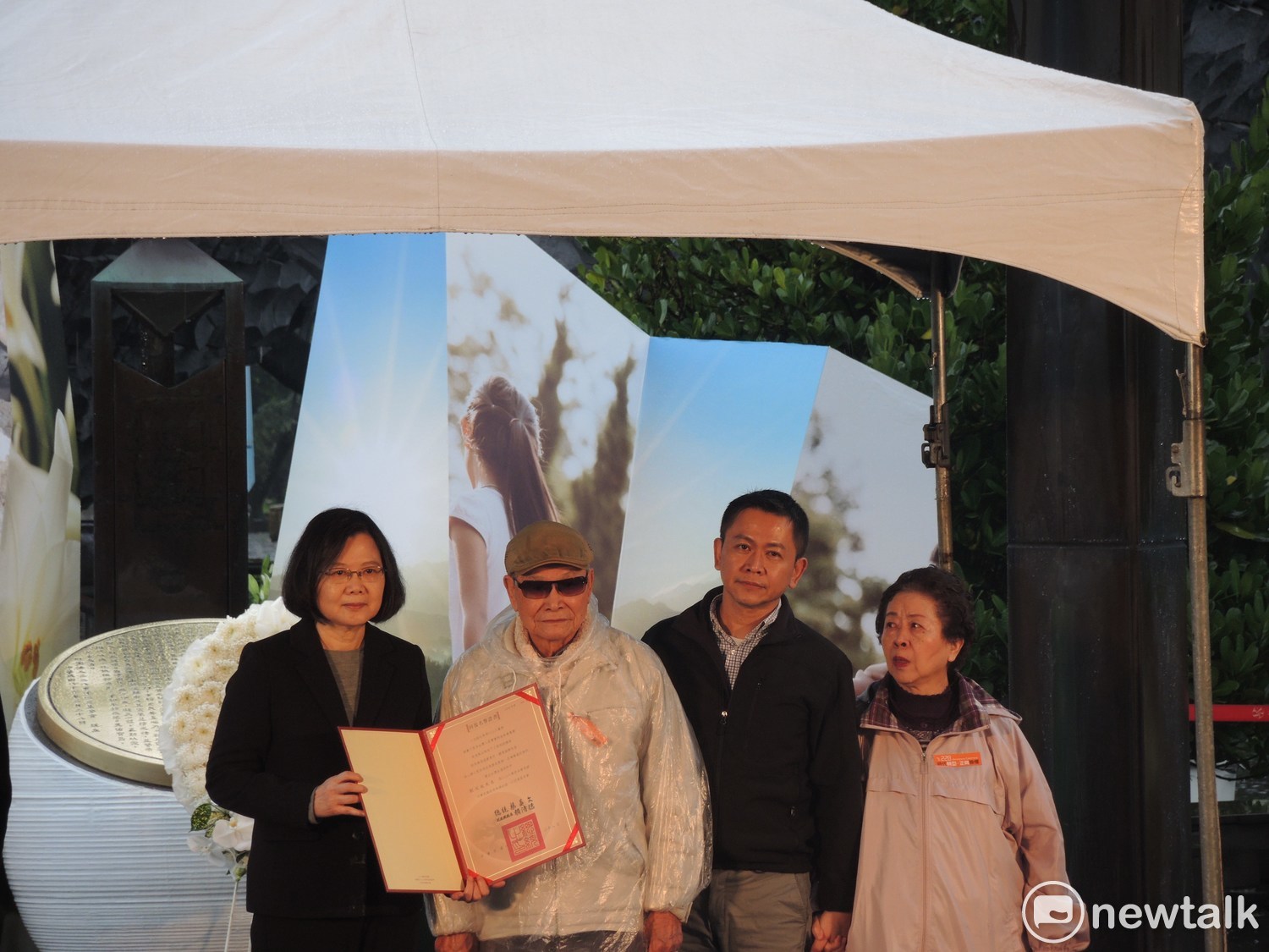蔡英文也親自頒發「回復名譽證書」予受難者。 圖:黃韋銓/攝 蔡英文也親自頒發「回復名譽證書」予受難者。 圖:黃韋銓/攝