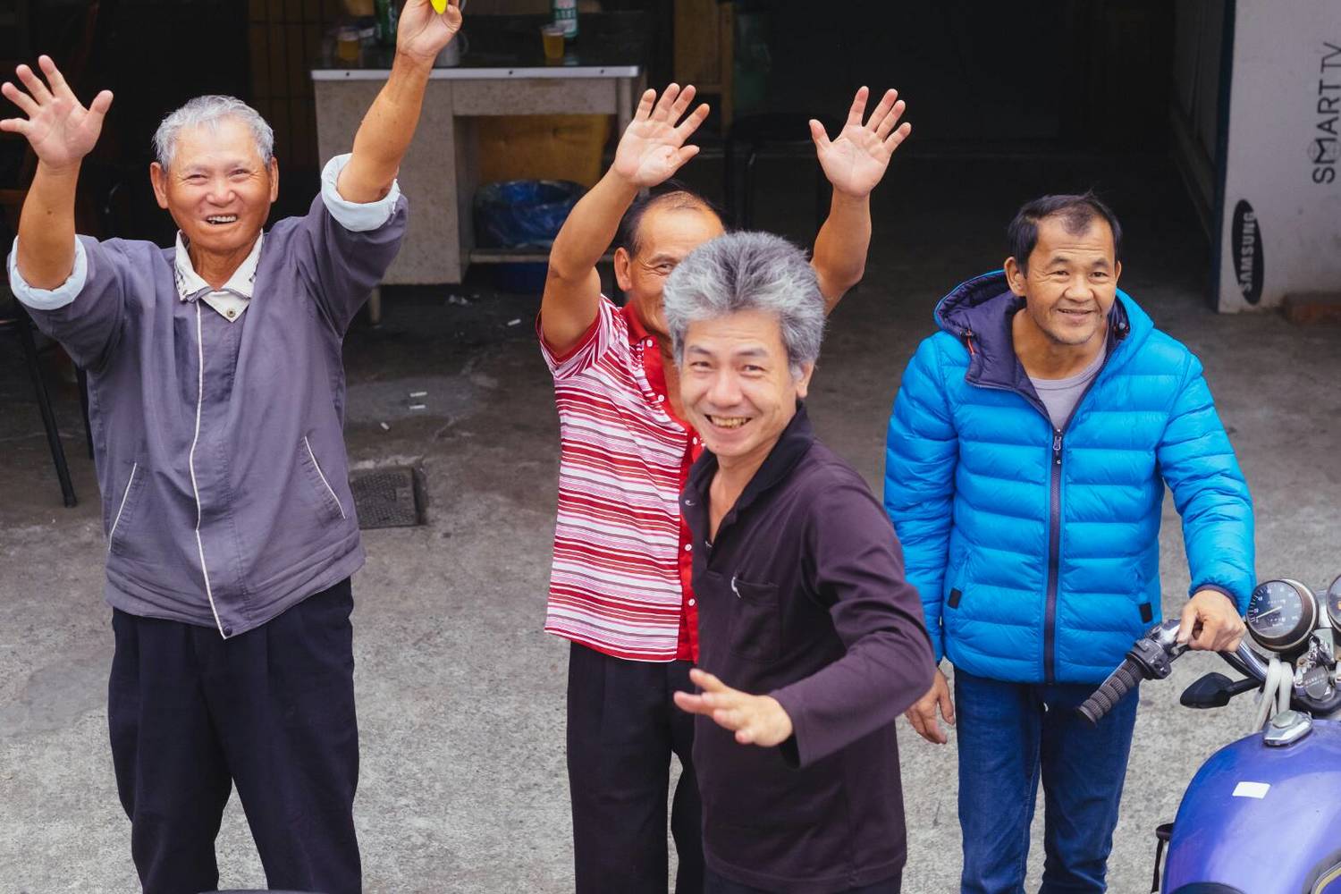 民眾看到張明達掃街拜票都相當開心,雙手舉高揮手。 圖:張明達競選總部/提供 民眾看到張明達掃街拜票都相當開心,雙手舉高揮手。 圖:張明達競選總部/提供