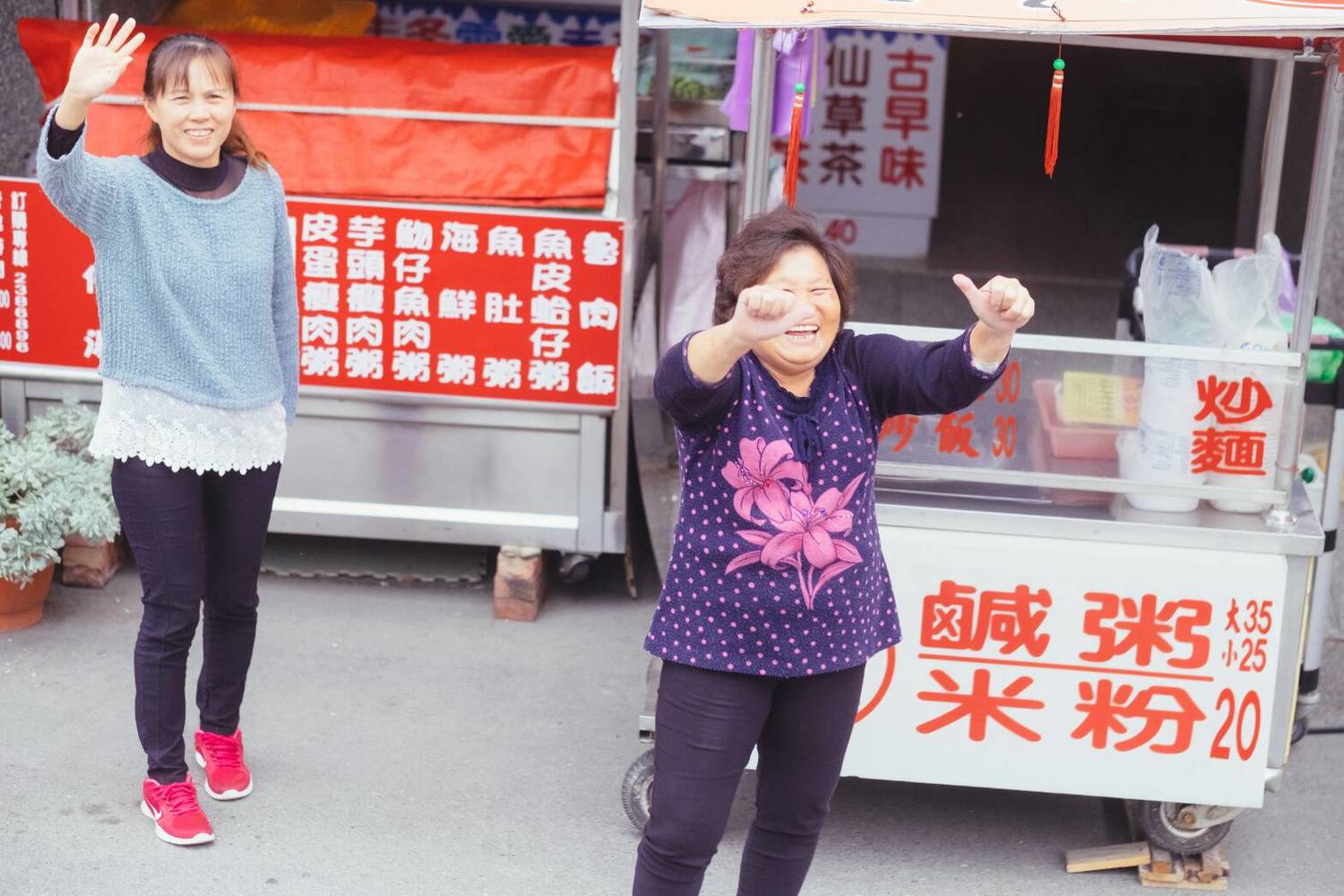 民眾雙手比讚,表達對張明達的支持。 圖:張明達競選總部/提供 民眾雙手比讚,表達對張明達的支持。 圖:張明達競選總部/提供