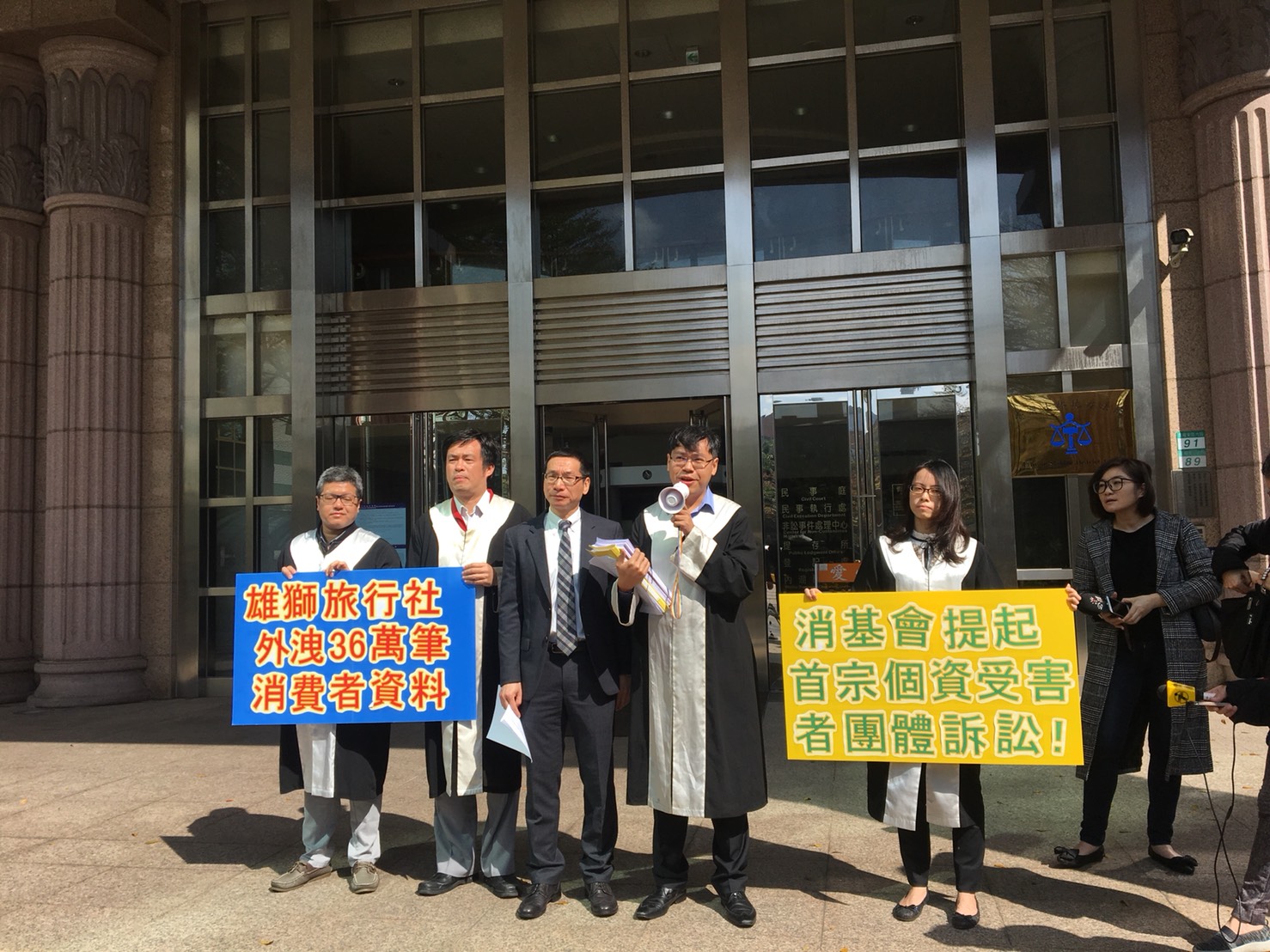 去年雄獅旅行社遭駭客入侵,約36萬筆客戶資料遭外洩,消基會受理消費者申訴,今日到士林地方法院提起民事團體訴訟。 圖:消基會/提供 去年雄獅旅行社遭駭客入侵,約36萬筆客戶資料遭外洩,消基會受理消費者申訴,今日到士林地方法院提起民事團體訴訟。 圖:消基會/提供