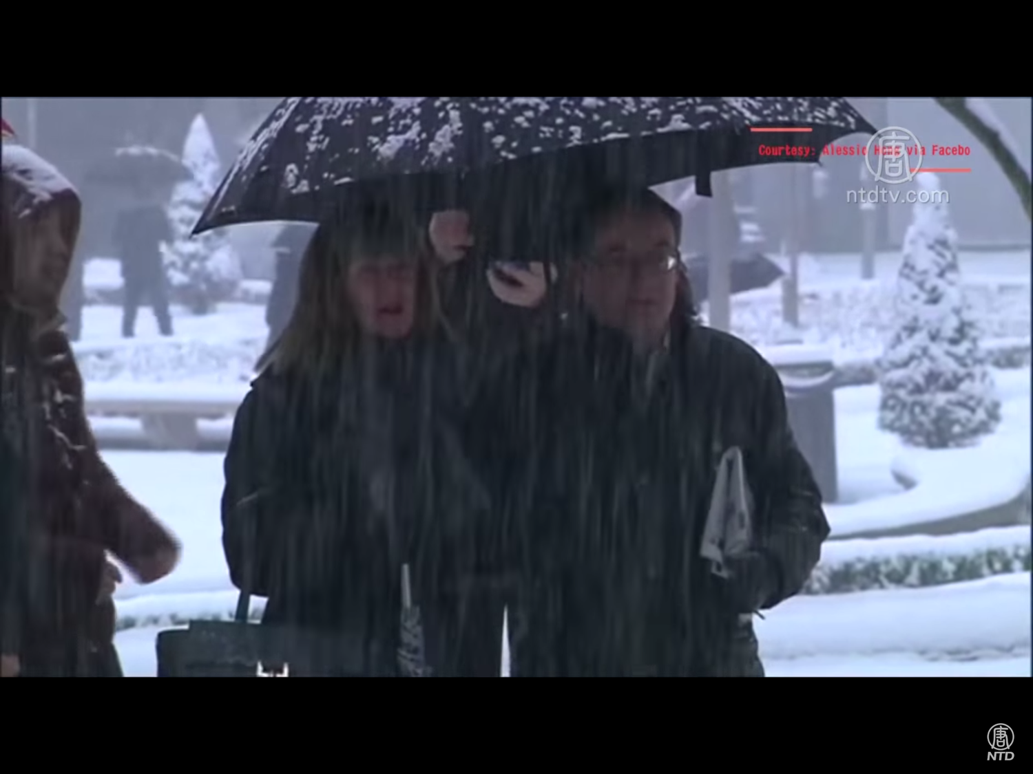 這個時候出現這種暴風雪,對歐洲大部分地區都不常見,許多道路遭大雪封閉,數以千計駕駛人受困,學校也都關閉。氣象機構預測,酷寒天氣在歐洲部分地區將持續到至少今晚。 這個時候出現這種暴風雪,對歐洲大部分地區都不常見,許多道路遭大雪封閉,數以千計駕駛人受困,學校也都關閉。氣象機構預測,酷寒天氣在歐洲部分地區將持續到至少今晚。
