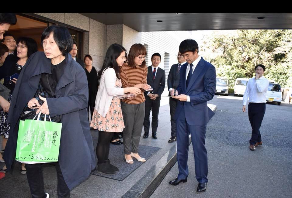職員要求拍照簽名,阿部寬都一一答應。 圖:翻攝謝長廷/臉書 職員要求拍照簽名,阿部寬都一一答應。 圖:翻攝謝長廷/臉書