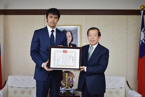 阿部寬拜會駐日代表處,謝長廷頒發感謝狀。 圖:翻攝駐日代表處官網 阿部寬拜會駐日代表處,謝長廷頒發感謝狀。 圖:翻攝駐日代表處官網