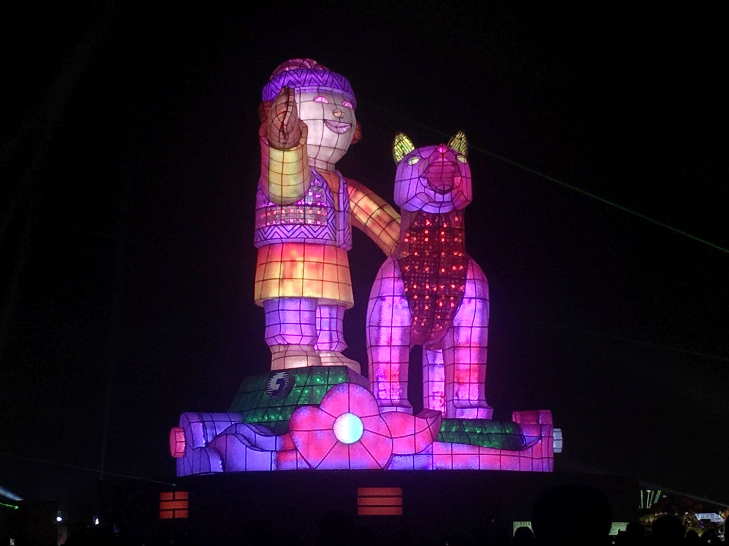 2018台灣燈會今晚閉幕儀式,由交通部觀光局邀請國內9個優秀表演團體,演出打擊樂、原住民舞蹈、特技雜耍、國樂、管樂、森巴舞、現代舞等,最後由神奇樂坊壓軸演出「春臨諸羅」。 2018台灣燈會今晚閉幕儀式,由交通部觀光局邀請國內9個優秀表演團體,演出打擊樂、原住民舞蹈、特技雜耍、國樂、管樂、森巴舞、現代舞等,最後由神奇樂坊壓軸演出「春臨諸羅」。