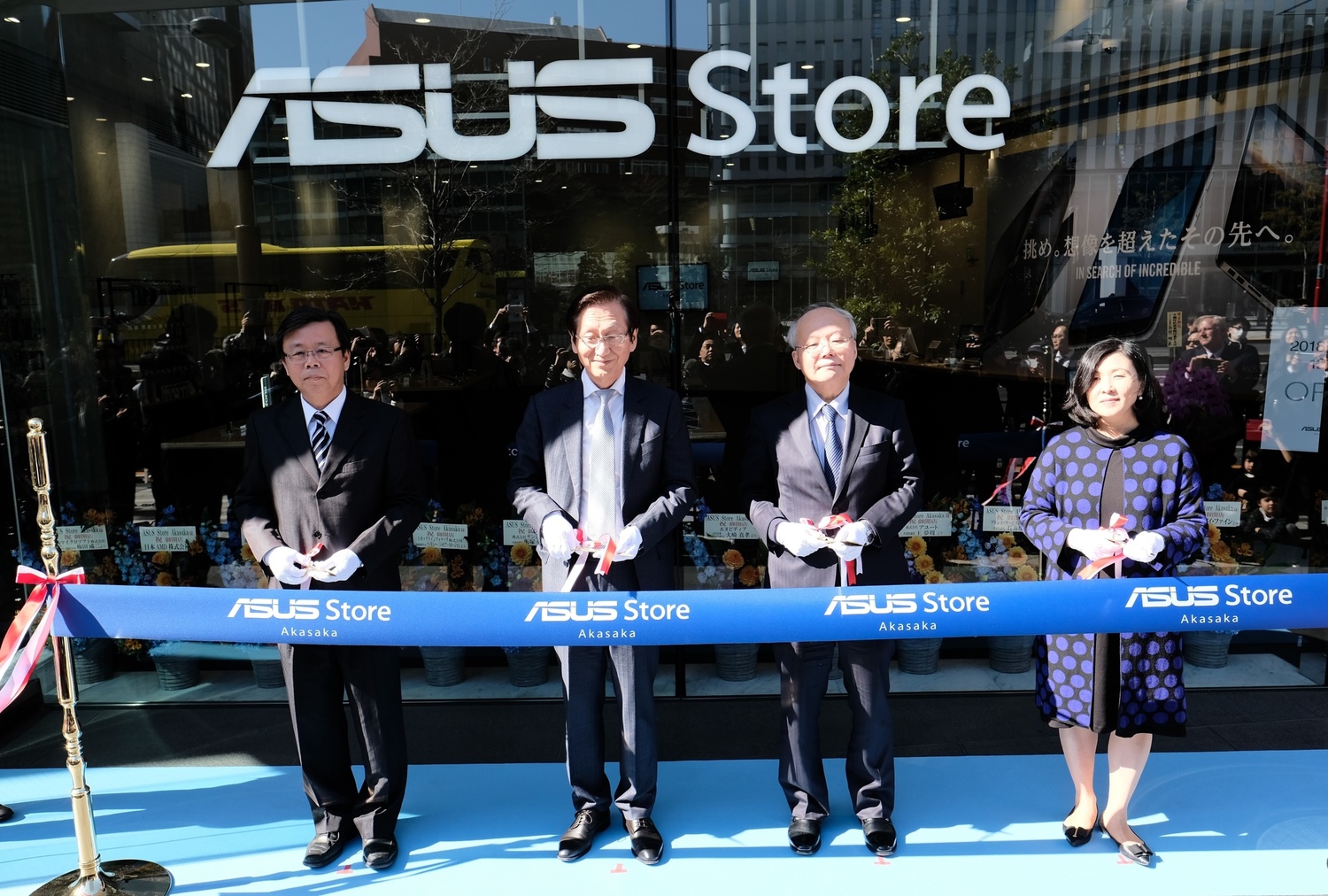 華碩海外第一家全方位直營旗艦店(ASUS Store Akasaka)今日落腳日本東京,董事長施崇棠(左2)特地前往參與旗艦店剪綵開幕。 圖:ASUS/提供 華碩海外第一家全方位直營旗艦店(ASUS Store Akasaka)今日落腳日本東京,董事長施崇棠(左2)特地前往參與旗艦店剪綵開幕。 圖:ASUS/提供