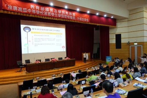 教育部國教署入學及藝術教育科蕭育琳教師說明學生學習歷程資料庫工作項目。 圖 : 興大附農/提供 教育部國教署入學及藝術教育科蕭育琳教師說明學生學習歷程資料庫工作項目。 圖 : 興大附農/提供