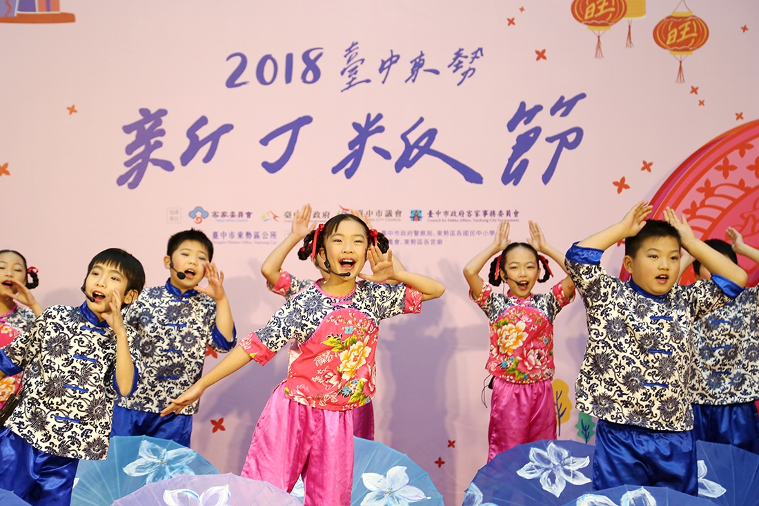 政院客委會副主委楊長鎮肯定林佳龍重視在地客家文化的推動,客委會也非常看重新丁粄節活動,很高興中央與地方共同參與;新丁粄在客家庄是相當重要的傳統,每個地方的作法不盡相同,而台中東勢粄的文化在現在客家庄中,可謂保留最完整的粄之一。 圖:台中市政府/提供 政院客委會副主委楊長鎮肯定林佳龍重視在地客家文化的推動,客委會也非常看重新丁粄節活動,很高興中央與地方共同參與;新丁粄在客家庄是相當重要的傳統,每個地方的作法不盡相同,而台中東勢粄的文化在現在客家庄中,可謂保留最完整的粄之一。 圖:台中市政府/提供