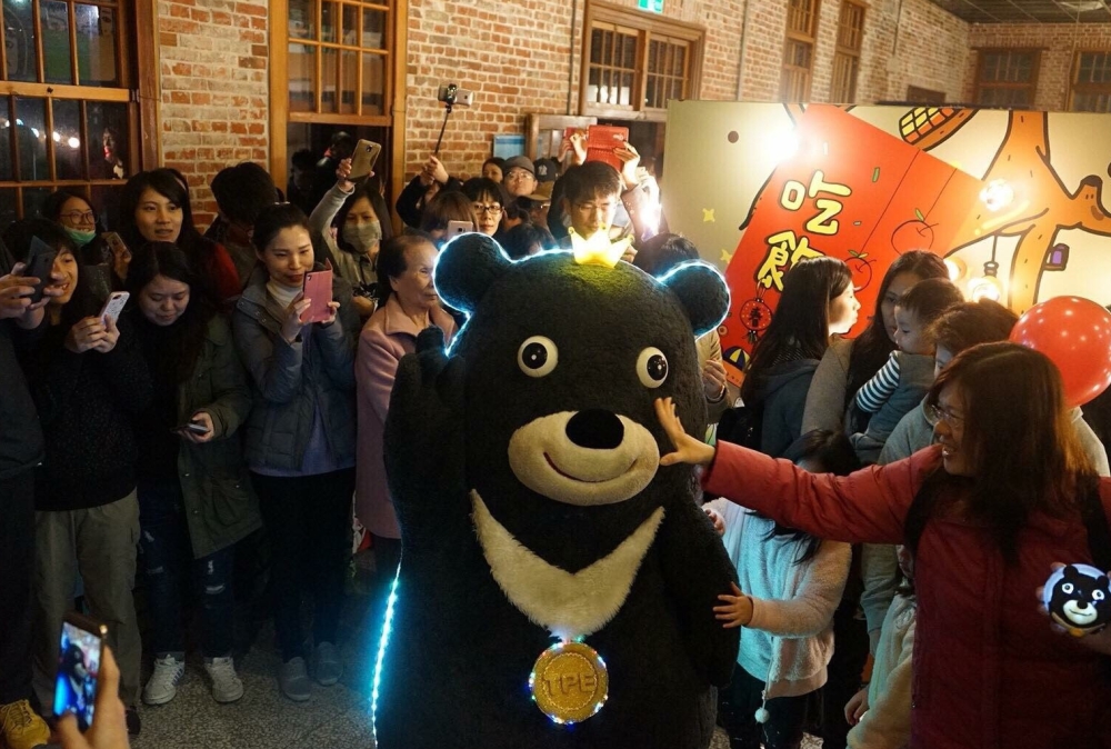 明天熊讚將與神秘嘉賓一同於北門廣場快閃,邀請喜愛熊讚的大小朋友共同嗨翻全場! 圖:台北市觀光傳播局/提供 明天熊讚將與神秘嘉賓一同於北門廣場快閃,邀請喜愛熊讚的大小朋友共同嗨翻全場! 圖:台北市觀光傳播局/提供