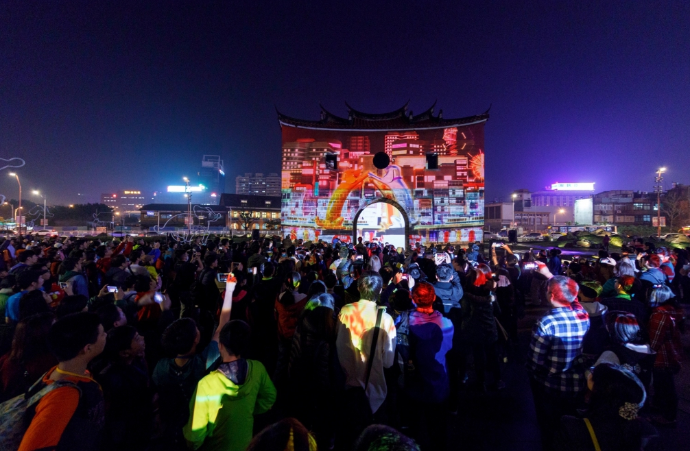 明(3)日20:20邀請民眾一起舉起手機打開閃光燈,完成巨大地景燈海,造就今年燈節最美麗的畫面。
圖:台北市觀光傳播局/提供 明(3)日20:20邀請民眾一起舉起手機打開閃光燈,完成巨大地景燈海,造就今年燈節最美麗的畫面。
圖:台北市觀光傳播局/提供