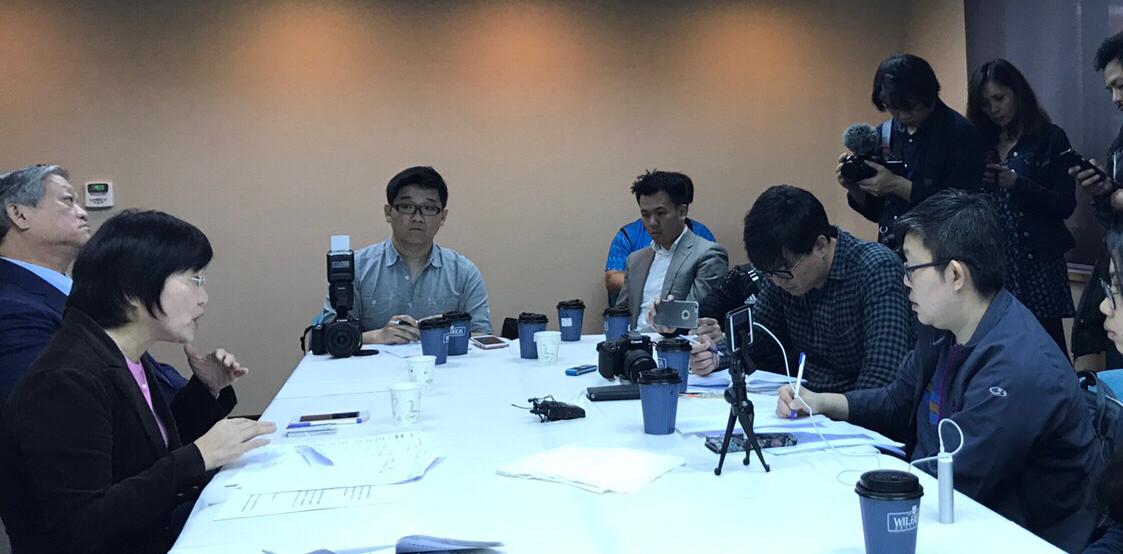 劉世芳以一同出席記者會的足協副理事長龔元高為例,龔4年前競選時並無會員代表資格,林湧成當年則以宜蘭縣足委會主委身分參選理事長,「兩個不同標準都可以被接受,表示當時是開放的,這次為何突然限縮,而且還是由也同樣參選理事長的林湧成認定,把邱(義仁)先生弄掉,這沒有辦法做合理解釋。」 圖:劉世芳提供 劉世芳以一同出席記者會的足協副理事長龔元高為例,龔4年前競選時並無會員代表資格,林湧成當年則以宜蘭縣足委會主委身分參選理事長,「兩個不同標準都可以被接受,表示當時是開放的,這次為何突然限縮,而且還是由也同樣參選理事長的林湧成認定,把邱(義仁)先生弄掉,這沒有辦法做合理解釋。」 圖:劉世芳提供