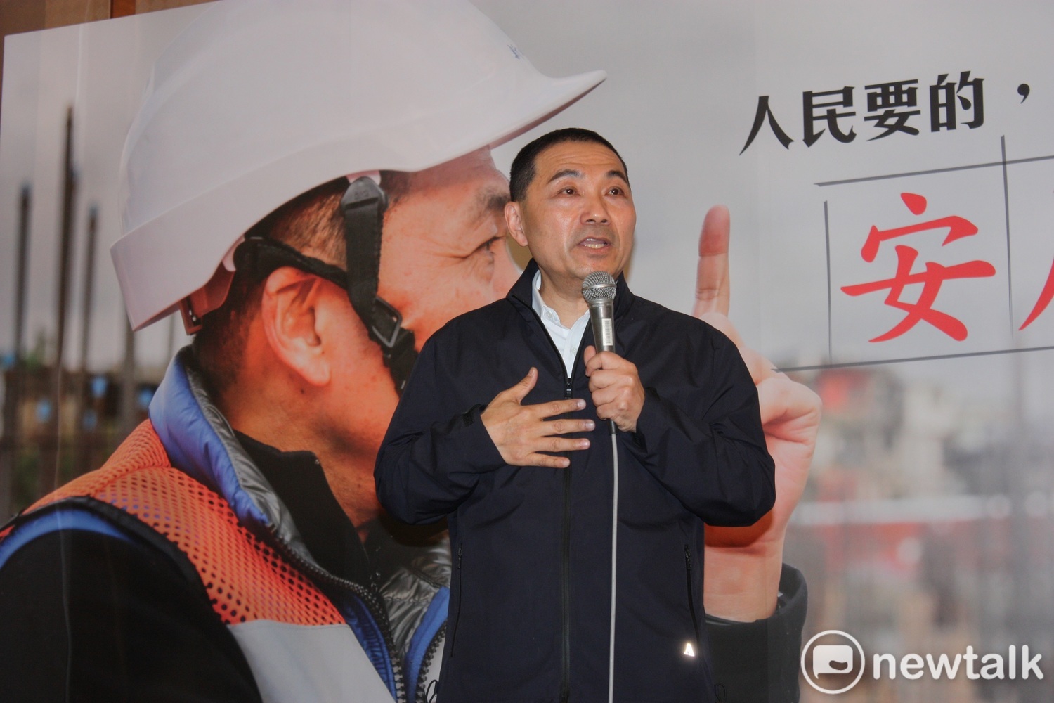 國民黨中央黨部今天公布全民調結果後,確定由侯友宜出線代表黨征戰新北市長。 國民黨中央黨部今天公布全民調結果後,確定由侯友宜出線代表黨征戰新北市長。