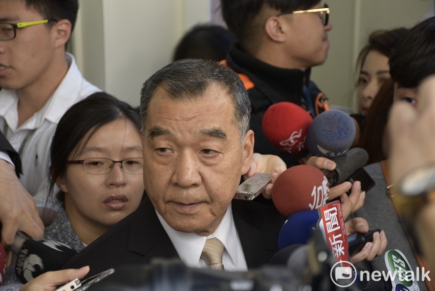 反年改團體上午衝進立法院,吳斯懷受傷已返回休息,退役上校繆德生因從高處摔落重傷頭部,目前緊急搶救中,退輔會主委邱國正強調,上午陳抗太過激烈,對於各方都沒有好處。 圖:黃韋銓/攝 反年改團體上午衝進立法院,吳斯懷受傷已返回休息,退役上校繆德生因從高處摔落重傷頭部,目前緊急搶救中,退輔會主委邱國正強調,上午陳抗太過激烈,對於各方都沒有好處。 圖:黃韋銓/攝
