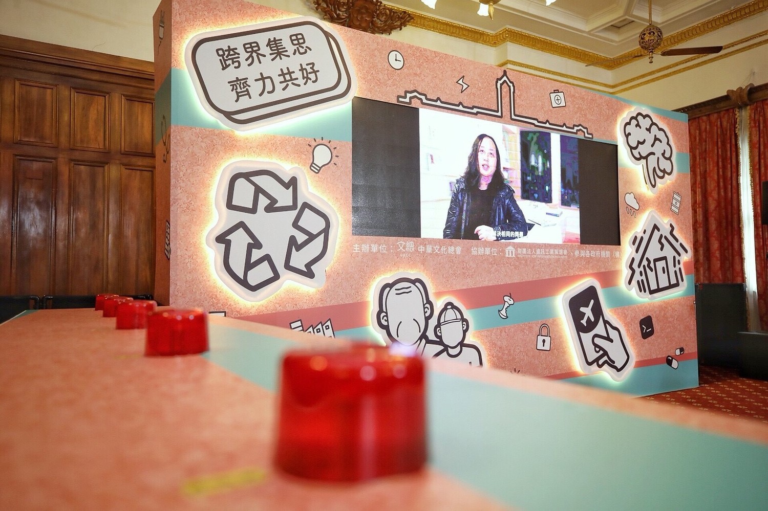 唐鳳政委表示,自 2016 年底加入行政團隊以來,一點一滴地將「黑客文化」的DNA ,植入公務文化。 圖:中華文化總會/提供 唐鳳政委表示,自 2016 年底加入行政團隊以來,一點一滴地將「黑客文化」的DNA ,植入公務文化。 圖:中華文化總會/提供