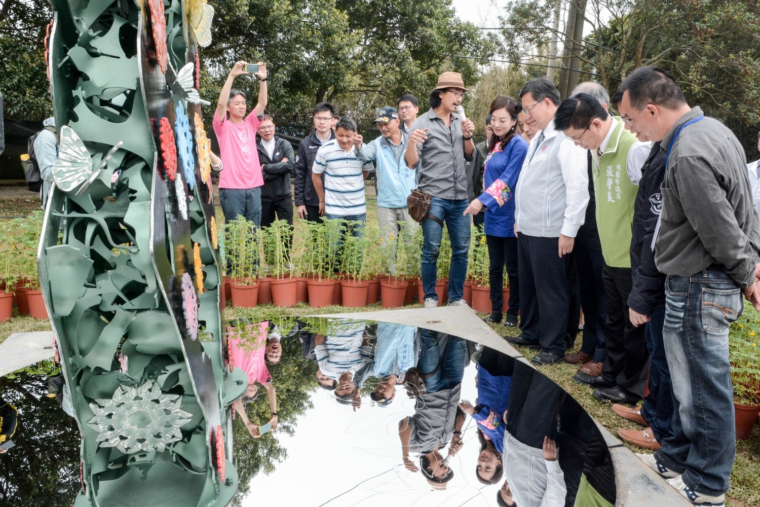 桃園市龍潭大北坑2018戀戀魯冰花季,藝術家涂維政為大北坑茶園設計一件臨時設置的公共藝術作品。涂維政為桃園市長鄭文燦解說創作。 圖:桃園市政府提供 桃園市龍潭大北坑2018戀戀魯冰花季,藝術家涂維政為大北坑茶園設計一件臨時設置的公共藝術作品。涂維政為桃園市長鄭文燦解說創作。 圖:桃園市政府提供