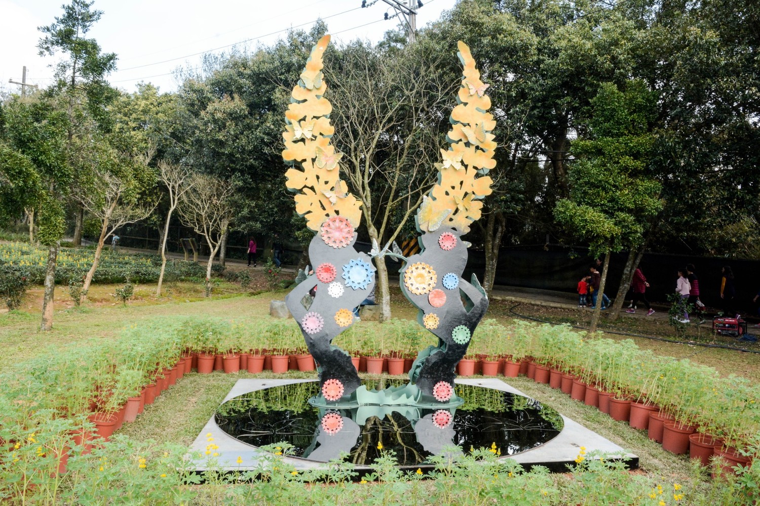 桃園市龍潭大北坑2018戀戀魯冰花季,藝術家涂維政以魯冰花的花語「母愛」為創作靈感,將茶、母親、魯冰花三大元素結合,為大北坑茶園設計一件臨時設置的公共藝術作品,強調「公共藝術不僅是『關係美學』的雕塑。 圖:桃園市政府提供 桃園市龍潭大北坑2018戀戀魯冰花季,藝術家涂維政以魯冰花的花語「母愛」為創作靈感,將茶、母親、魯冰花三大元素結合,為大北坑茶園設計一件臨時設置的公共藝術作品,強調「公共藝術不僅是『關係美學』的雕塑。 圖:桃園市政府提供