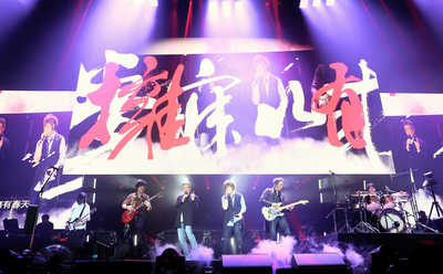 音樂教父李宗盛(右4)2日應邀擔任樂團五月天巡迴演唱會巴黎場嘉賓,嗨翻現場歌迷。右起為鼓手冠佑、吉他手石頭、主唱阿信、貝斯手瑪莎(左起)、吉他手怪獸。 相信音樂提供 音樂教父李宗盛(右4)2日應邀擔任樂團五月天巡迴演唱會巴黎場嘉賓,嗨翻現場歌迷。右起為鼓手冠佑、吉他手石頭、主唱阿信、貝斯手瑪莎(左起)、吉他手怪獸。 相信音樂提供