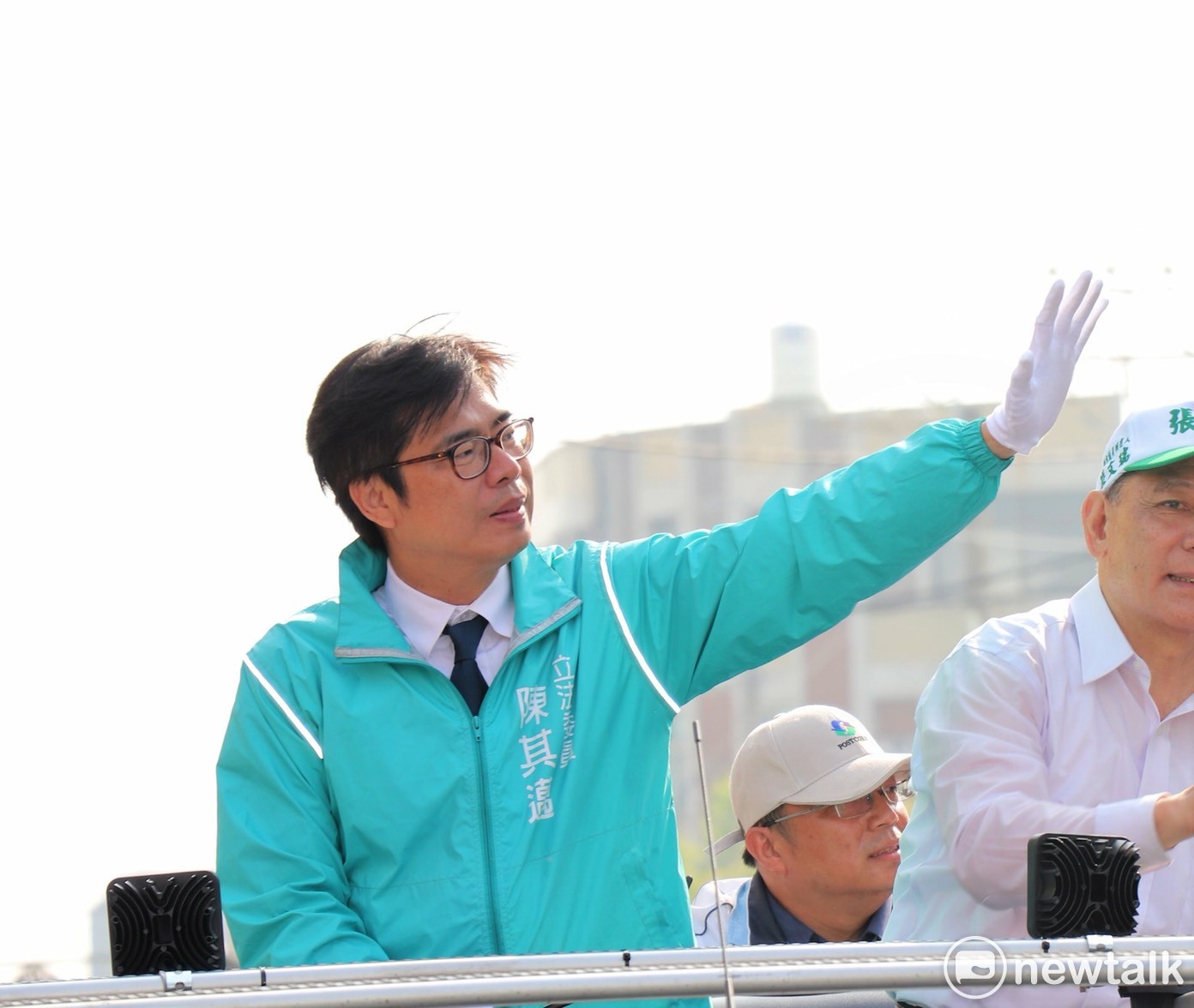 陳其邁的車隊掃街行程由各區支持的議員陪同,車隊浩浩浩蕩蕩,聲勢不小。 圖:陳其邁辦公室提供 陳其邁的車隊掃街行程由各區支持的議員陪同,車隊浩浩浩蕩蕩,聲勢不小。 圖:陳其邁辦公室提供