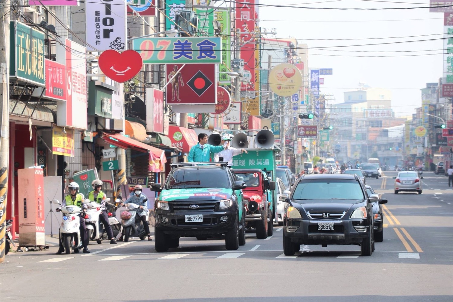 陳其邁的車隊掃街行程由各區支持的議員陪同,車隊浩浩浩蕩蕩,聲勢不小。 圖:陳其邁辦公室提供 陳其邁的車隊掃街行程由各區支持的議員陪同,車隊浩浩浩蕩蕩,聲勢不小。 圖:陳其邁辦公室提供