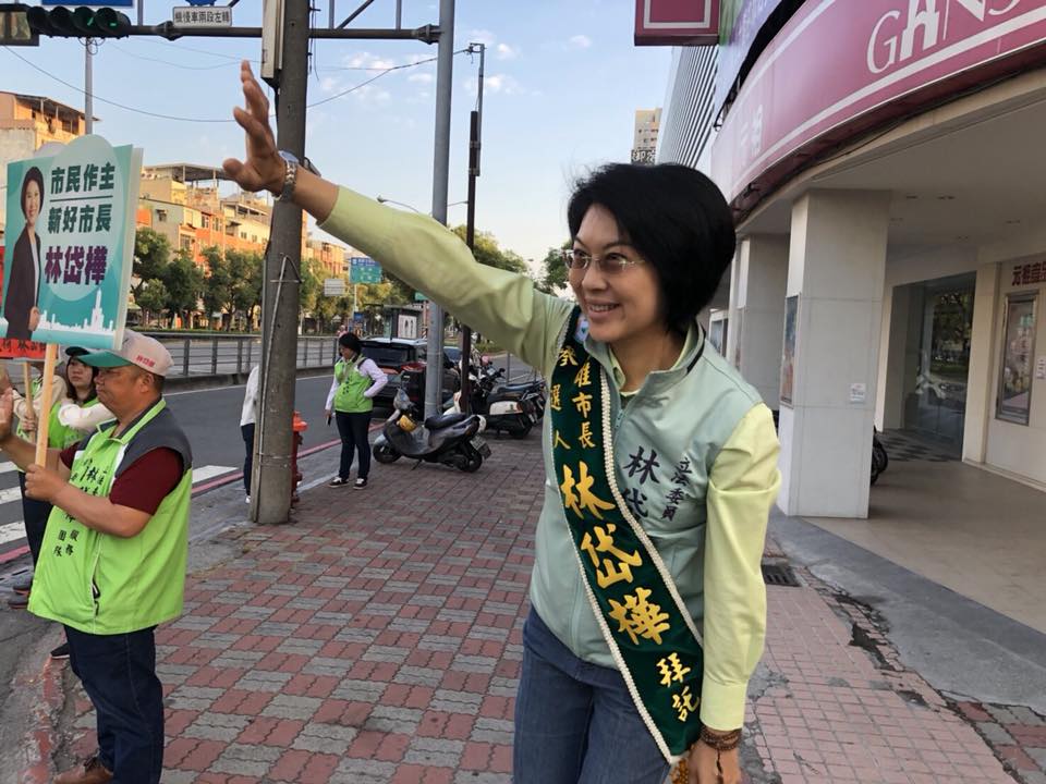 立委林岱樺選擇在交通尖峰時段、車流量大的路口,向過往的民眾揮手致意。 圖:林岱樺辦公室提供 立委林岱樺選擇在交通尖峰時段、車流量大的路口,向過往的民眾揮手致意。 圖:林岱樺辦公室提供