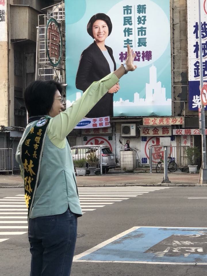 立委林岱樺選擇在交通尖峰時段、車流量大的路口,向過往的民眾揮手致意。 圖:林岱樺辦公室提供 立委林岱樺選擇在交通尖峰時段、車流量大的路口,向過往的民眾揮手致意。 圖:林岱樺辦公室提供