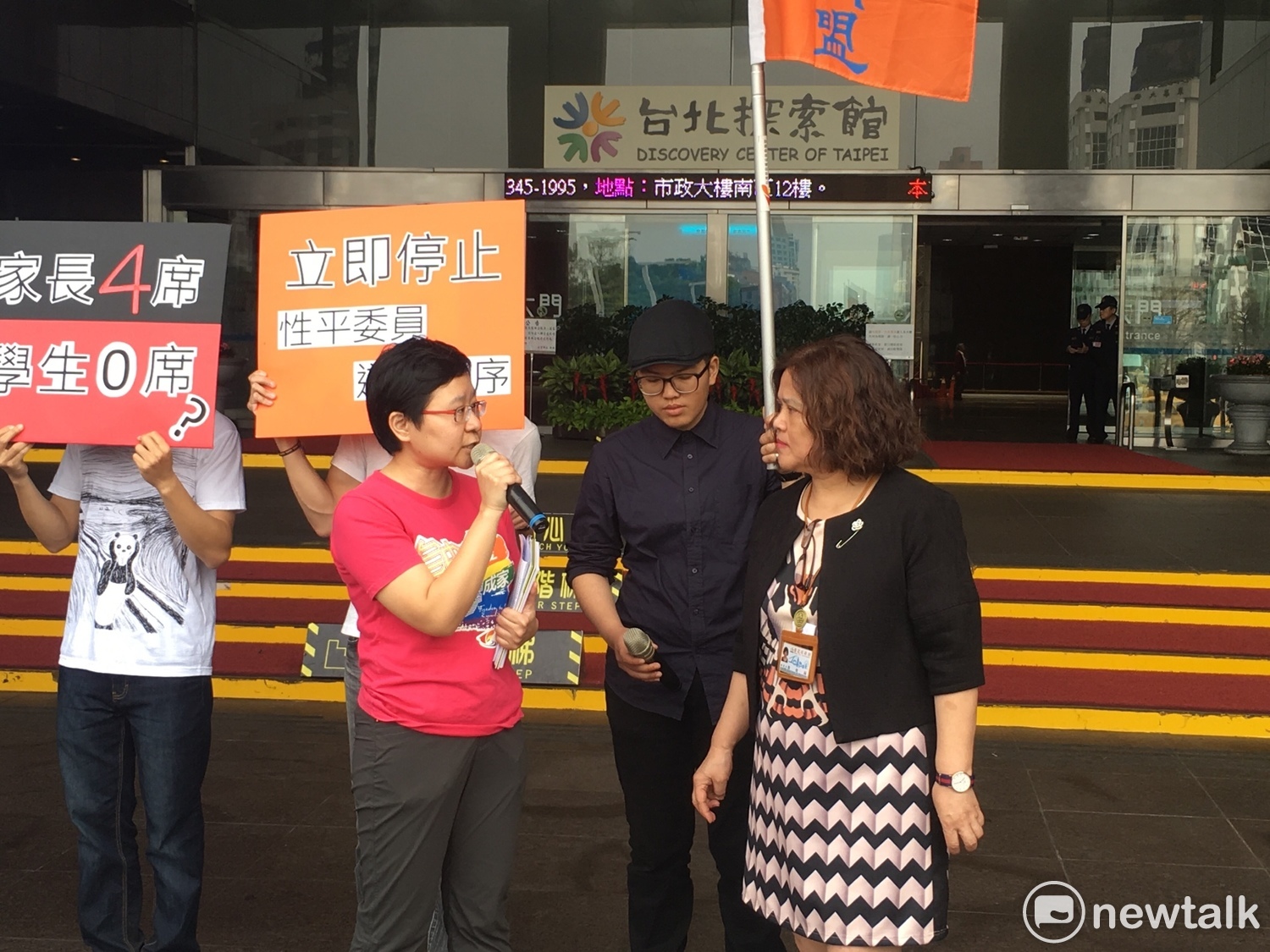 接下陳情的教育局主任秘書謝麗華表示,會將團體的訴求會帶回局裡研議。 圖:黃韋銓/攝 接下陳情的教育局主任秘書謝麗華表示,會將團體的訴求會帶回局裡研議。 圖:黃韋銓/攝