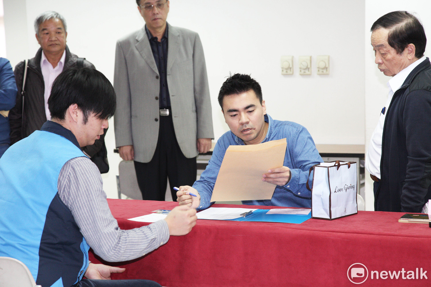 國民黨新北市長提名黨內初選領表登記首日,周錫瑋團隊由政策中心主任陳坤榮代為領表。 圖: 林昀真/攝 國民黨新北市長提名黨內初選領表登記首日,周錫瑋團隊由政策中心主任陳坤榮代為領表。 圖: 林昀真/攝