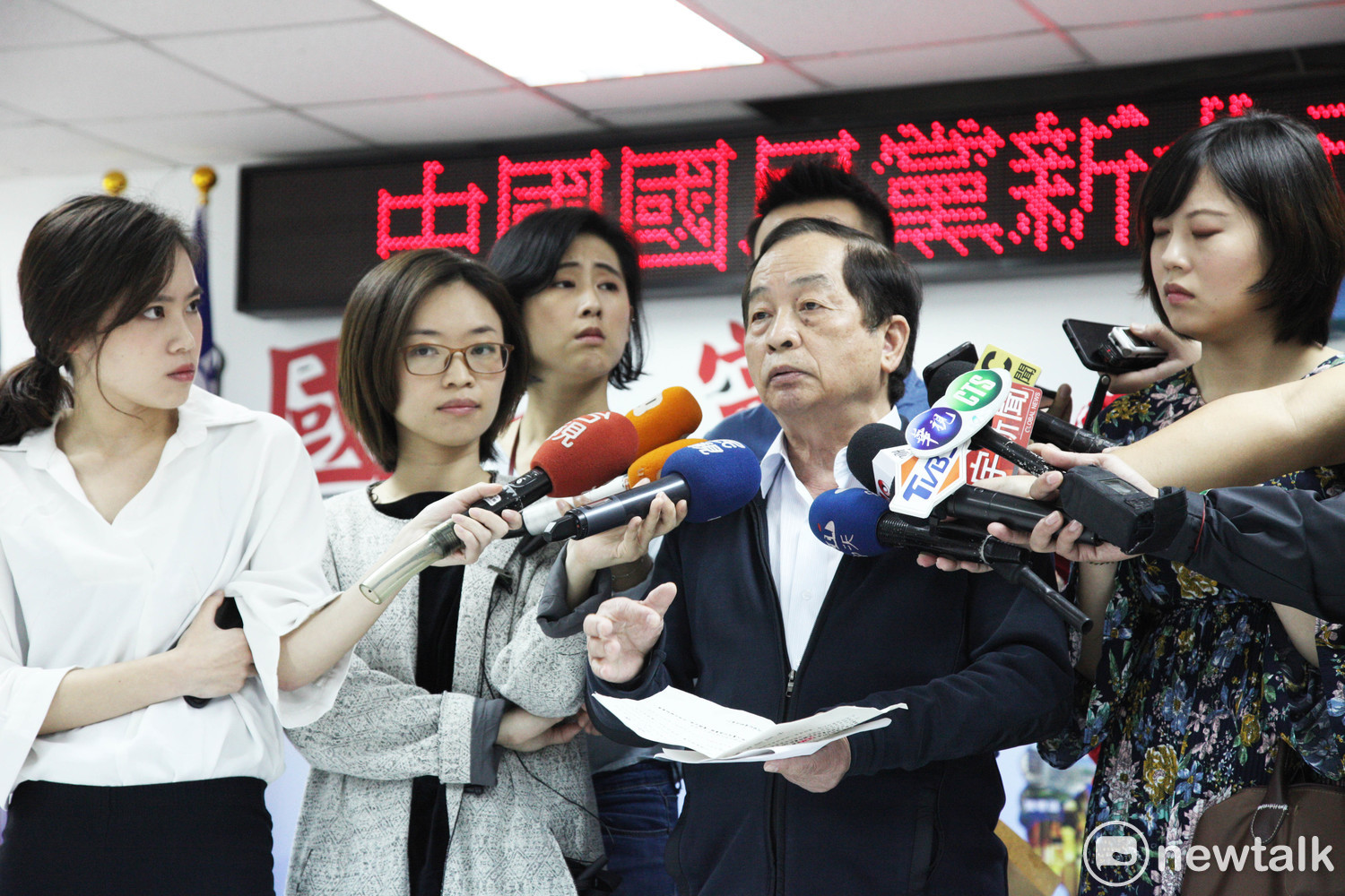 陳坤榮質疑黨部公告的初選辦法不合理。 圖: 林昀真/攝 陳坤榮質疑黨部公告的初選辦法不合理。 圖: 林昀真/攝