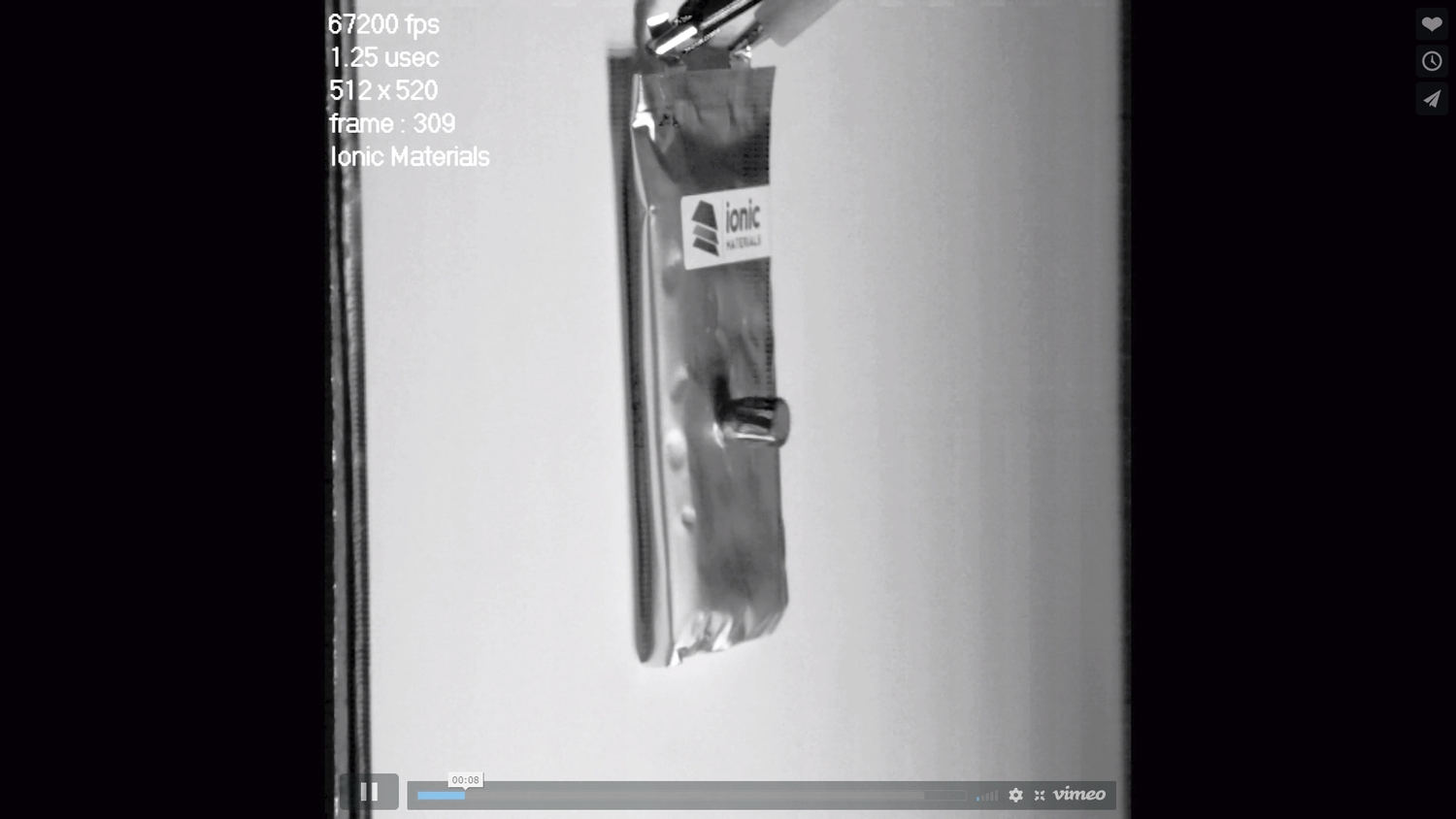 Ionic Materials於示範影片中紀錄電池被子彈貫穿的影像。 圖:翻攝自Ionic Materials Ionic Materials於示範影片中紀錄電池被子彈貫穿的影像。 圖:翻攝自Ionic Materials