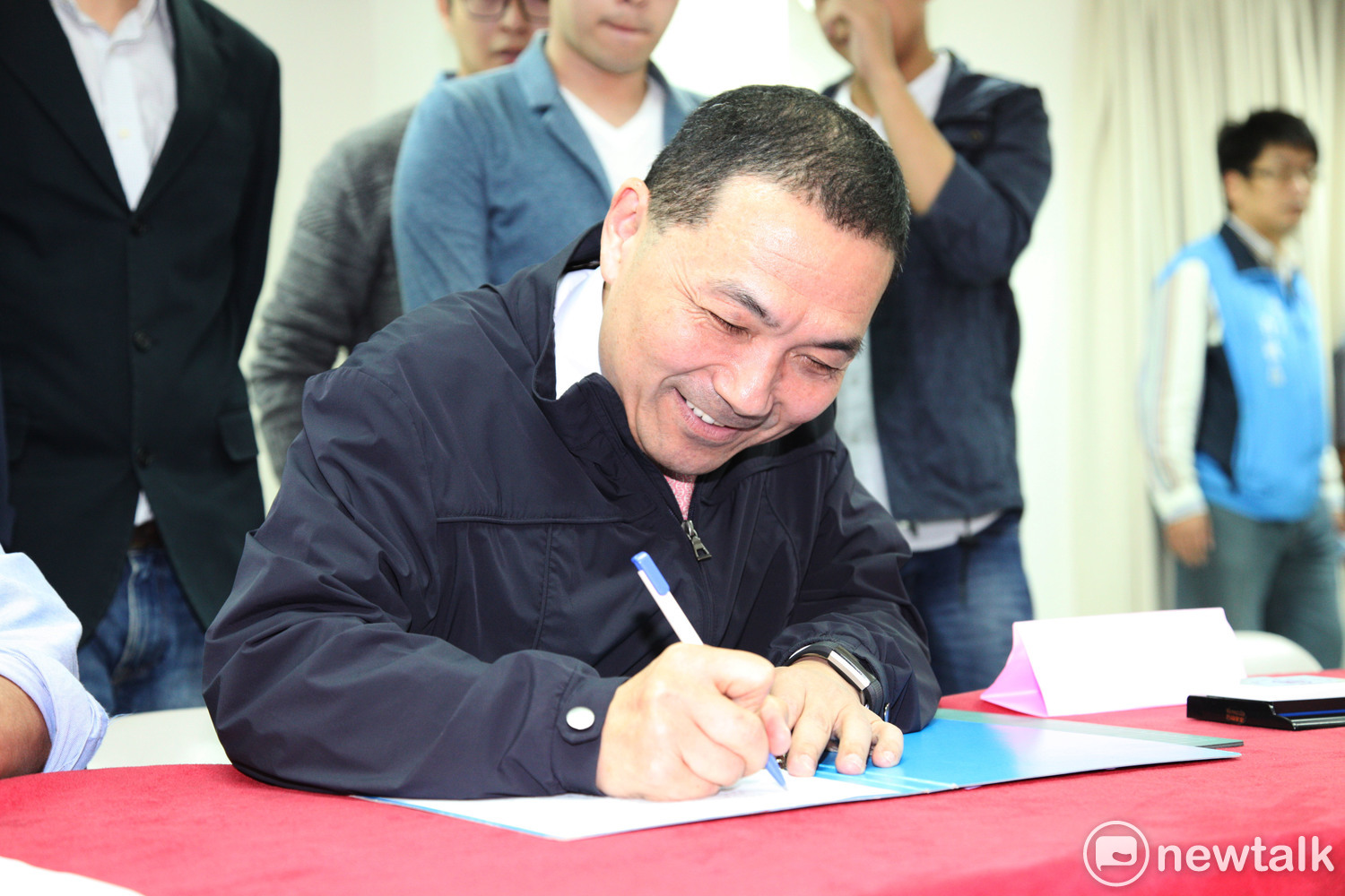 侯友宜完成黨內初選登記手續,好心情全寫在臉上。 圖: 林昀真/攝 侯友宜完成黨內初選登記手續,好心情全寫在臉上。 圖: 林昀真/攝