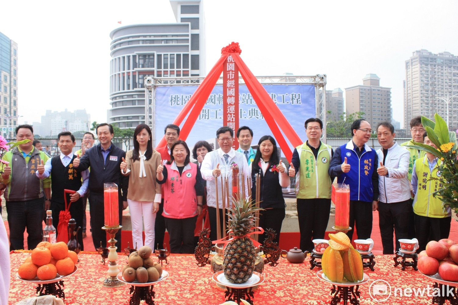 鄭文燦表示,未來桃園將設桃園經國轉運站、龜山A8長庚轉運站、中壢A21環北轉運站、八德交流道轉運站和大溪埔頂轉運站等五個轉運站。 圖: 林昀真/攝 鄭文燦表示,未來桃園將設桃園經國轉運站、龜山A8長庚轉運站、中壢A21環北轉運站、八德交流道轉運站和大溪埔頂轉運站等五個轉運站。 圖: 林昀真/攝