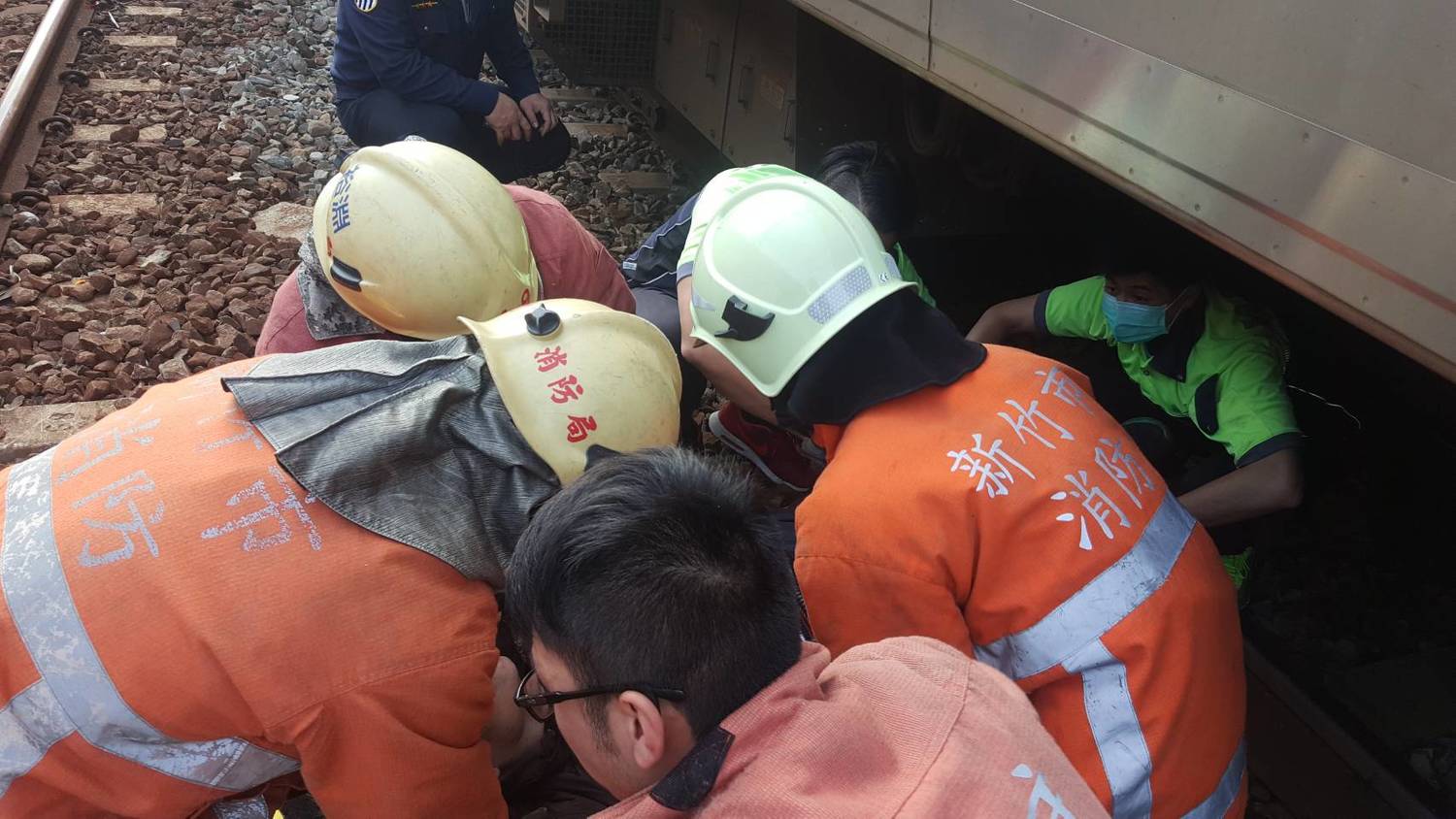 旅客疑似由月台掉落至路線上遭撞擊,台鐵已通知路警及救護車前往處理中。 圖:台鐵/提供 旅客疑似由月台掉落至路線上遭撞擊,台鐵已通知路警及救護車前往處理中。 圖:台鐵/提供