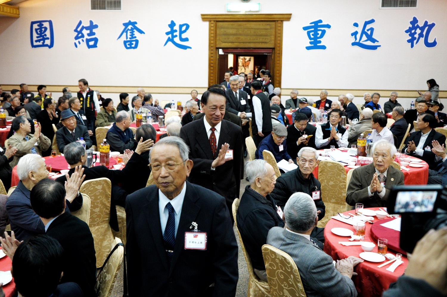 國民黨黃復興黨部今舉行新春聯誼餐會,許多年逾古稀的退將拄著拐杖與會,他們背後的「重返執政」是場中最強眼的視覺焦點,也呼應了他們內心的心聲。 圖:張良一/攝 國民黨黃復興黨部今舉行新春聯誼餐會,許多年逾古稀的退將拄著拐杖與會,他們背後的「重返執政」是場中最強眼的視覺焦點,也呼應了他們內心的心聲。 圖:張良一/攝