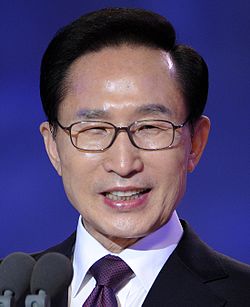 南韓前總統李明博因涉嫌數起賄賂情事與其他違法行為,檢方傳喚他14日到案接受調查。 南韓前總統李明博因涉嫌數起賄賂情事與其他違法行為,檢方傳喚他14日到案接受調查。