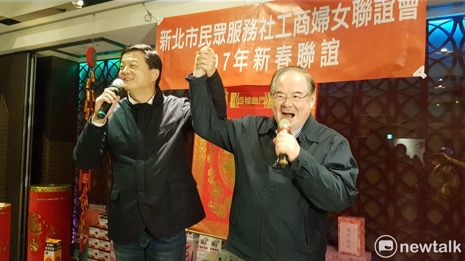 周錫瑋今天中午巧遇李乾龍,拉李上台陪他致詞,還藉歌傳意地問李:「你什麼時候會愛我?」 圖:王峻昌/攝 周錫瑋今天中午巧遇李乾龍,拉李上台陪他致詞,還藉歌傳意地問李:「你什麼時候會愛我?」 圖:王峻昌/攝
