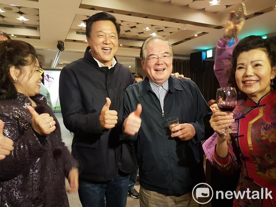 周錫瑋、李乾龍開心與民眾合照,營造團結氣氣。 圖:王峻昌/攝 周錫瑋、李乾龍開心與民眾合照,營造團結氣氣。 圖:王峻昌/攝