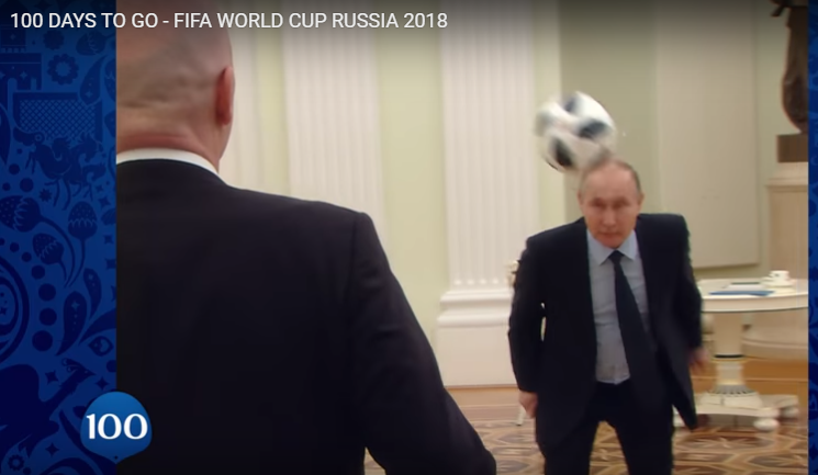 俄羅斯總統普亭(右)宣傳FIFA世界盃足球賽,拍攝宣傳影片使出鐵頭功,展現非凡球技。 圖:翻攝FIFA影片 俄羅斯總統普亭(右)宣傳FIFA世界盃足球賽,拍攝宣傳影片使出鐵頭功,展現非凡球技。 圖:翻攝FIFA影片