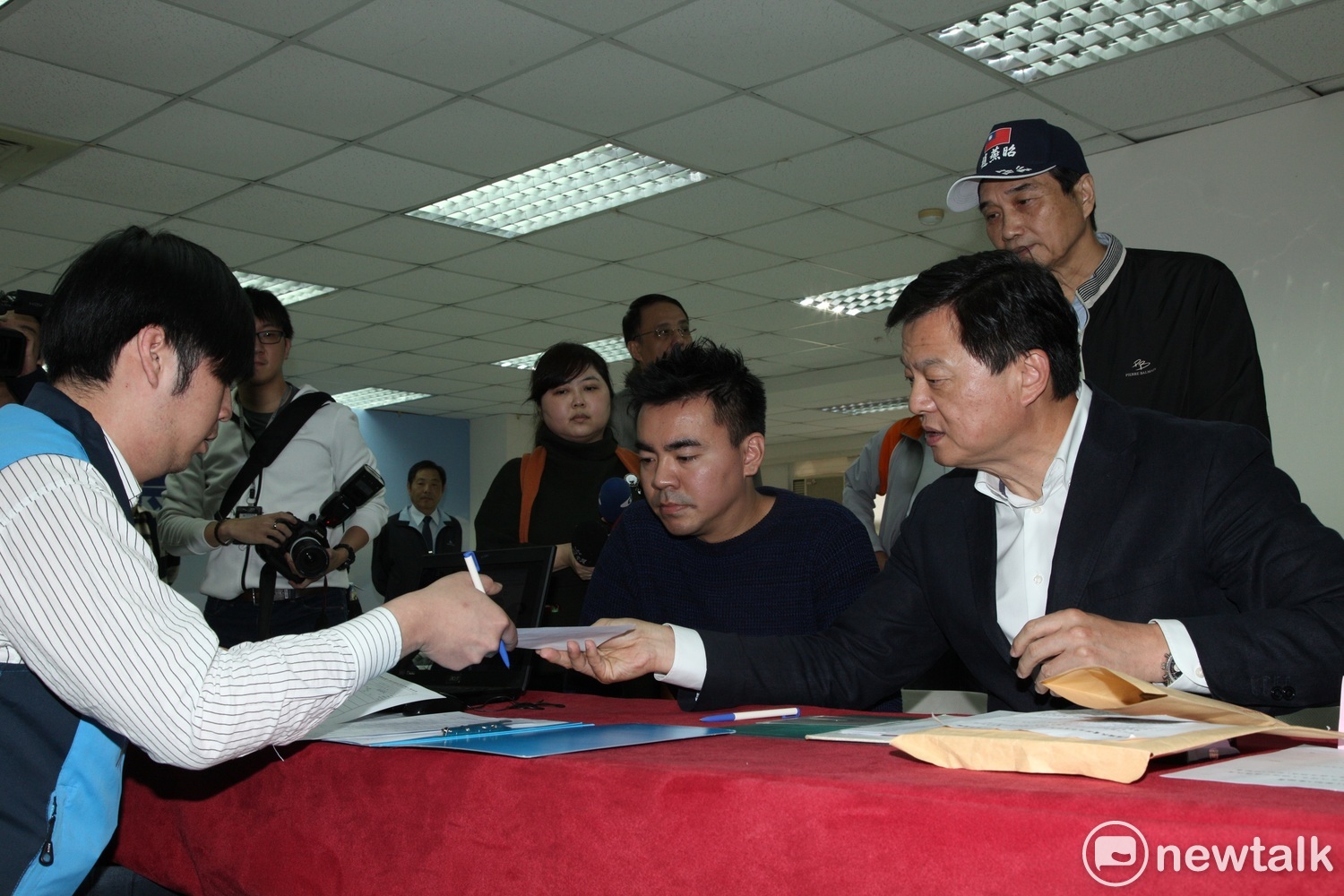 周錫瑋仔細與工作人員核對資料,完成參選登記。 圖: 林昀真/攝 周錫瑋仔細與工作人員核對資料,完成參選登記。 圖: 林昀真/攝