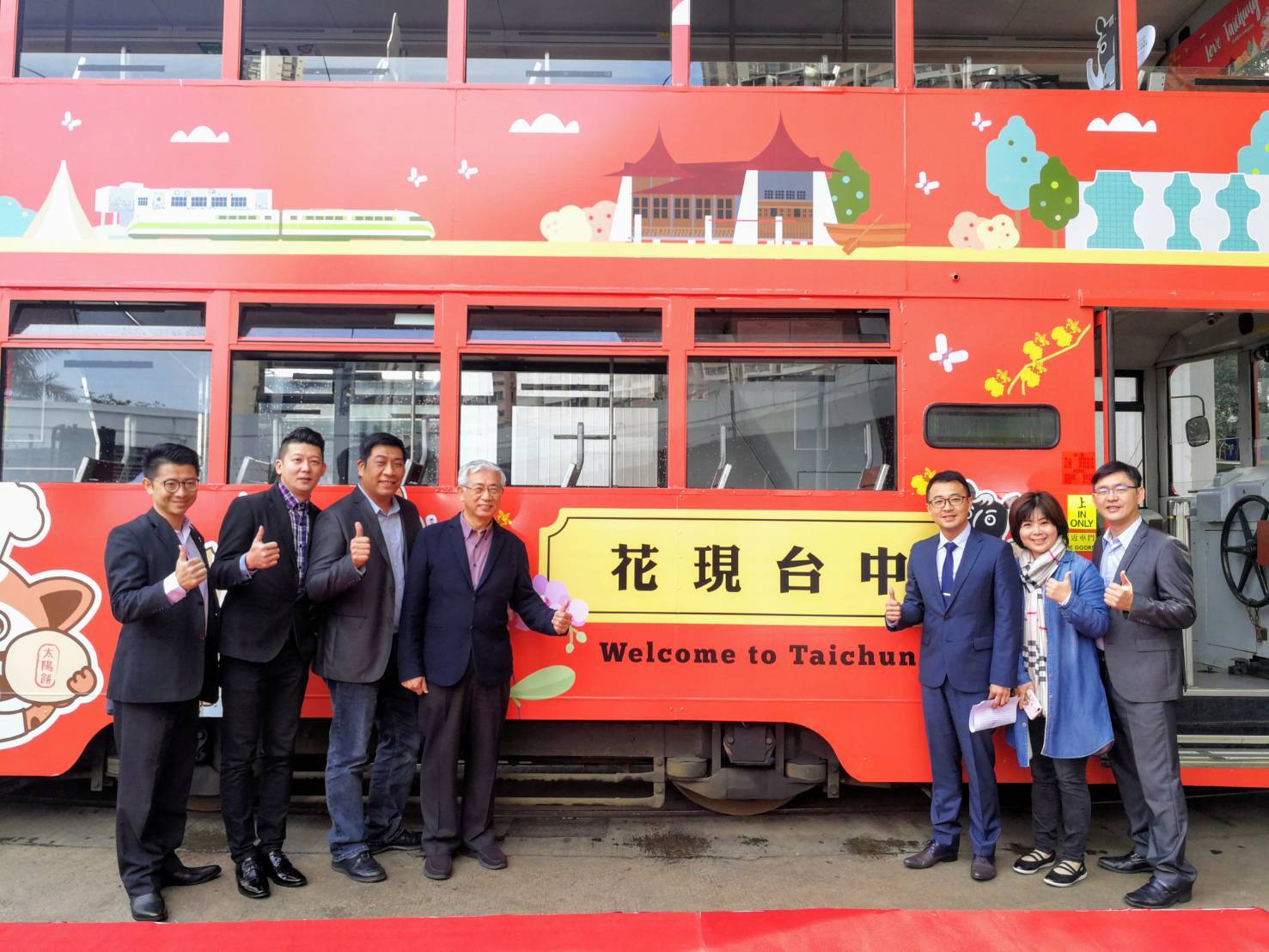 台中觀旅局長陳盛山率同台中業者組成40人推廣團日前到香港拼觀光,今(7)日上午盛大啟動首部臺中城市觀光廣告的石虎叮叮車。陳盛山局長、交通部觀光局駐香港辦事處周欣毅主任與臺中觀光相關業者共同參與啟動儀式。 台中觀旅局長陳盛山率同台中業者組成40人推廣團日前到香港拼觀光,今(7)日上午盛大啟動首部臺中城市觀光廣告的石虎叮叮車。陳盛山局長、交通部觀光局駐香港辦事處周欣毅主任與臺中觀光相關業者共同參與啟動儀式。