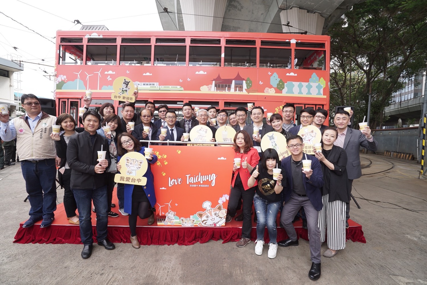 台中觀旅局長陳盛山率同台中業者組成40人推廣團日前到香港拼觀光,今(7)日上午盛大啟動首部臺中城市觀光廣告的叮叮車。 台中觀旅局長陳盛山率同台中業者組成40人推廣團日前到香港拼觀光,今(7)日上午盛大啟動首部臺中城市觀光廣告的叮叮車。