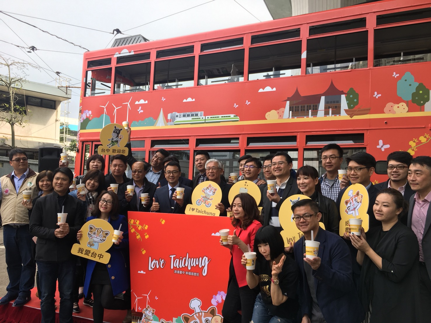 台中觀旅局長陳盛山率同台中業者組成40人推廣團日前到香港拼觀光,今(7)日上午盛大啟動首部臺中城市觀光廣告的石虎叮叮車。陳盛山局長、交通部觀光局駐香港辦事處周欣毅主任與臺中觀光相關業者共同參與啟動儀式。 圖:台中市觀旅局提供 台中觀旅局長陳盛山率同台中業者組成40人推廣團日前到香港拼觀光,今(7)日上午盛大啟動首部臺中城市觀光廣告的石虎叮叮車。陳盛山局長、交通部觀光局駐香港辦事處周欣毅主任與臺中觀光相關業者共同參與啟動儀式。 圖:台中市觀旅局提供