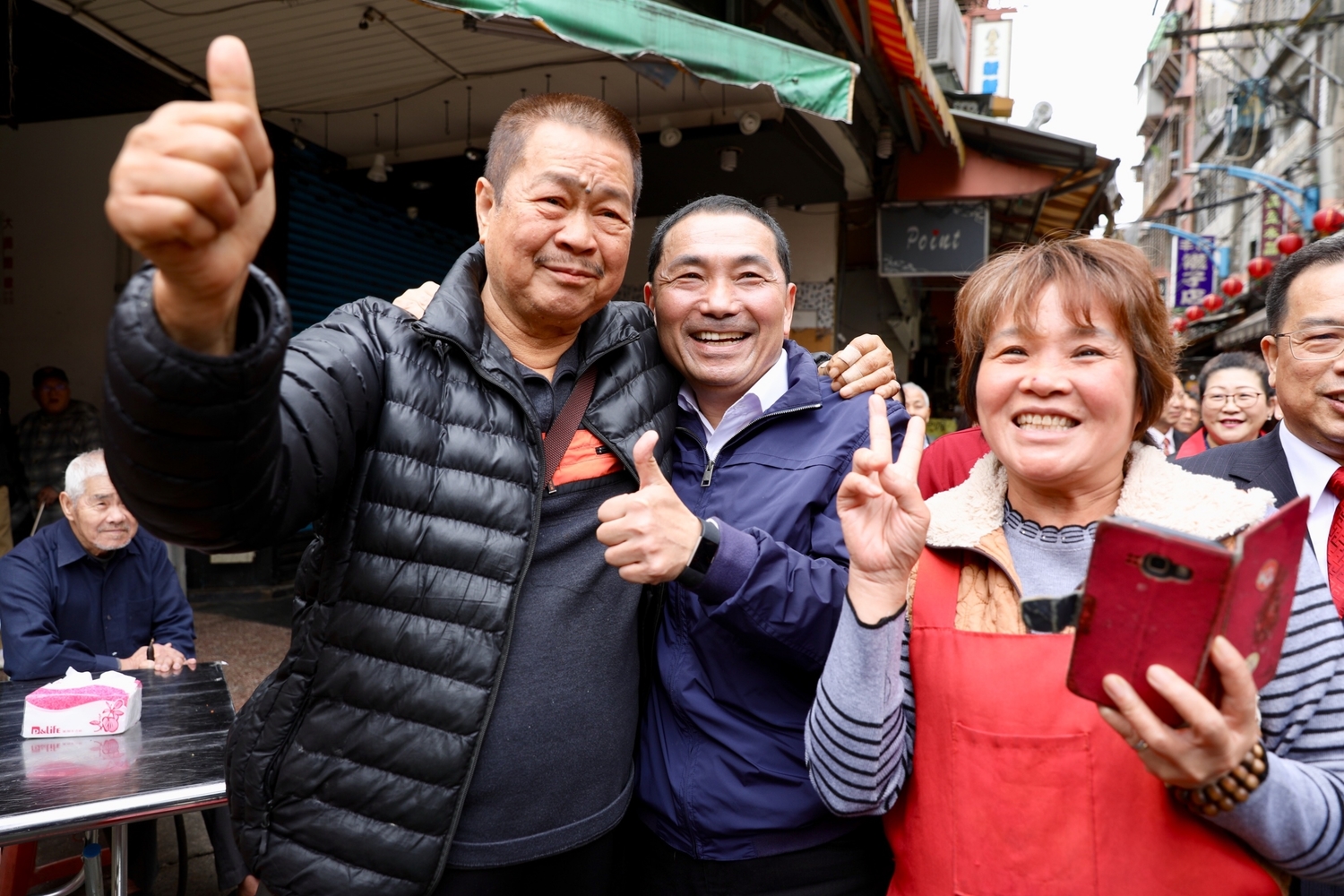 侯友宜所到之處,支持群眾簇擁宛如粉絲見面會。 圖: 侯友宜競選辦公室/提供 侯友宜所到之處,支持群眾簇擁宛如粉絲見面會。 圖: 侯友宜競選辦公室/提供