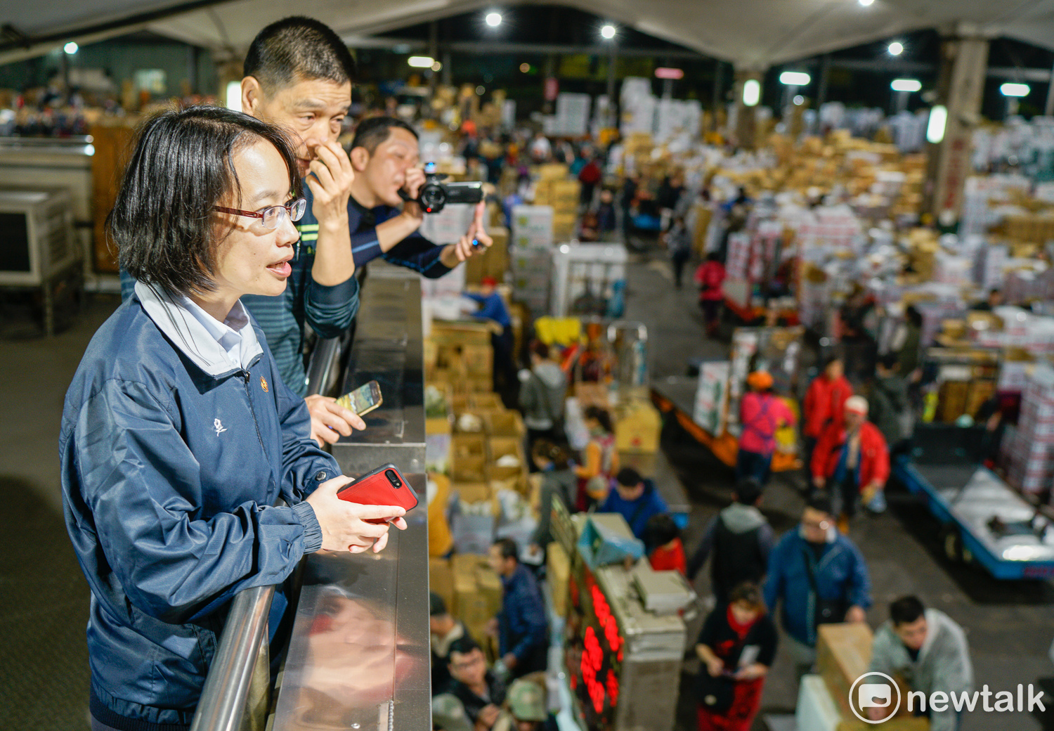 吳音寧持續在台北果菜市場關注現場拍賣情形。 圖:張良一 / 攝 吳音寧持續在台北果菜市場關注現場拍賣情形。 圖:張良一 / 攝