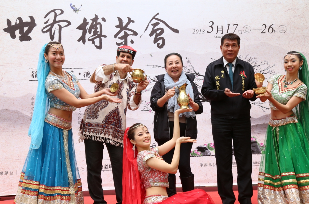 嘉義縣長張花冠品嘗中東的茶飲。 嘉義縣長張花冠品嘗中東的茶飲。